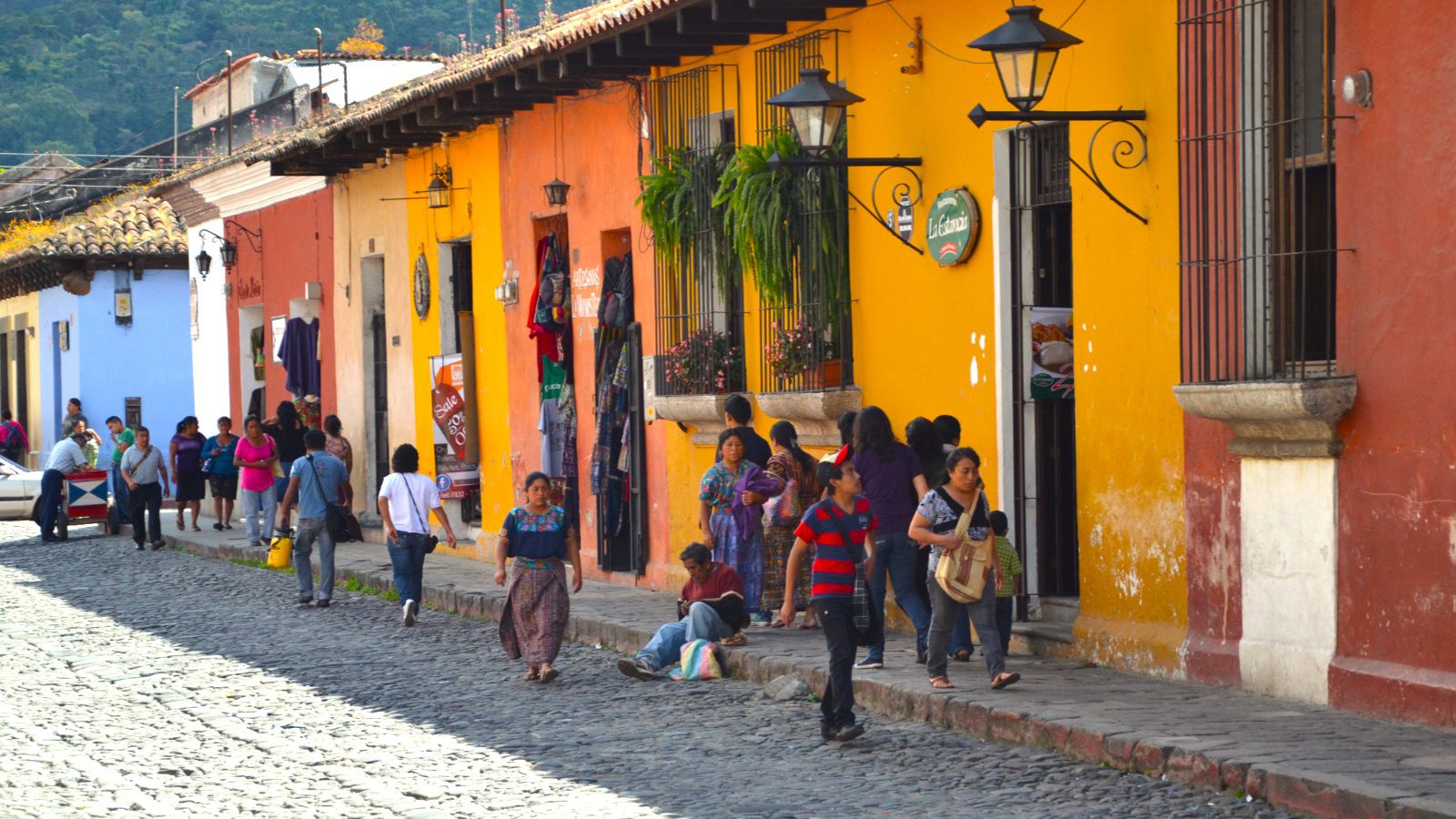 rondreis guatemala antigua straat met kleurrijke huizen