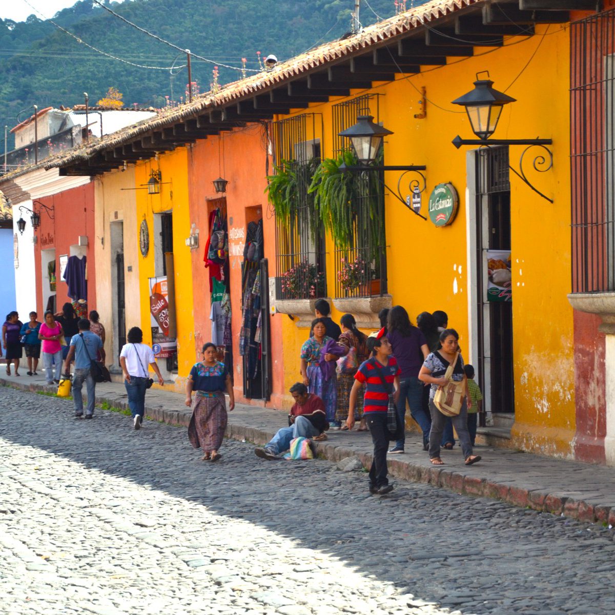 rondreis-guatemala-antigua-straat-met-kleurige-huizen