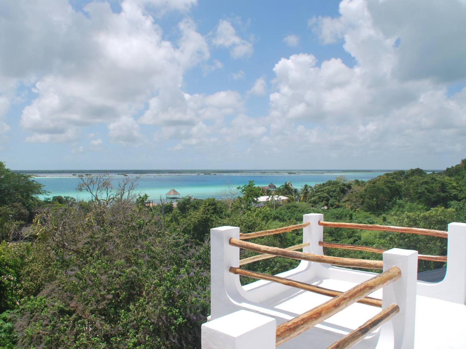 rondreis mexico - bacalar - aires bacalar hotel - dakterras uitzicht