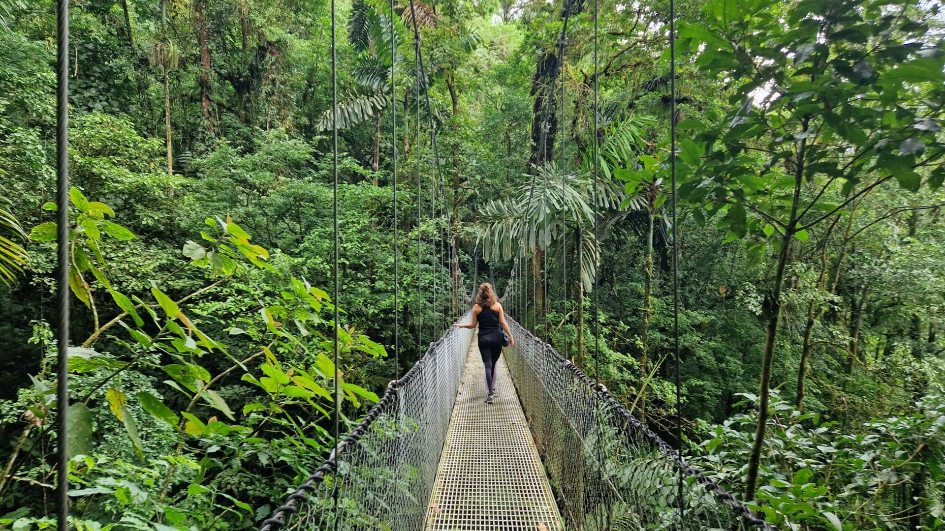 Foto collega Lisa op een hangbrug in Costa Rica in La Fortuna