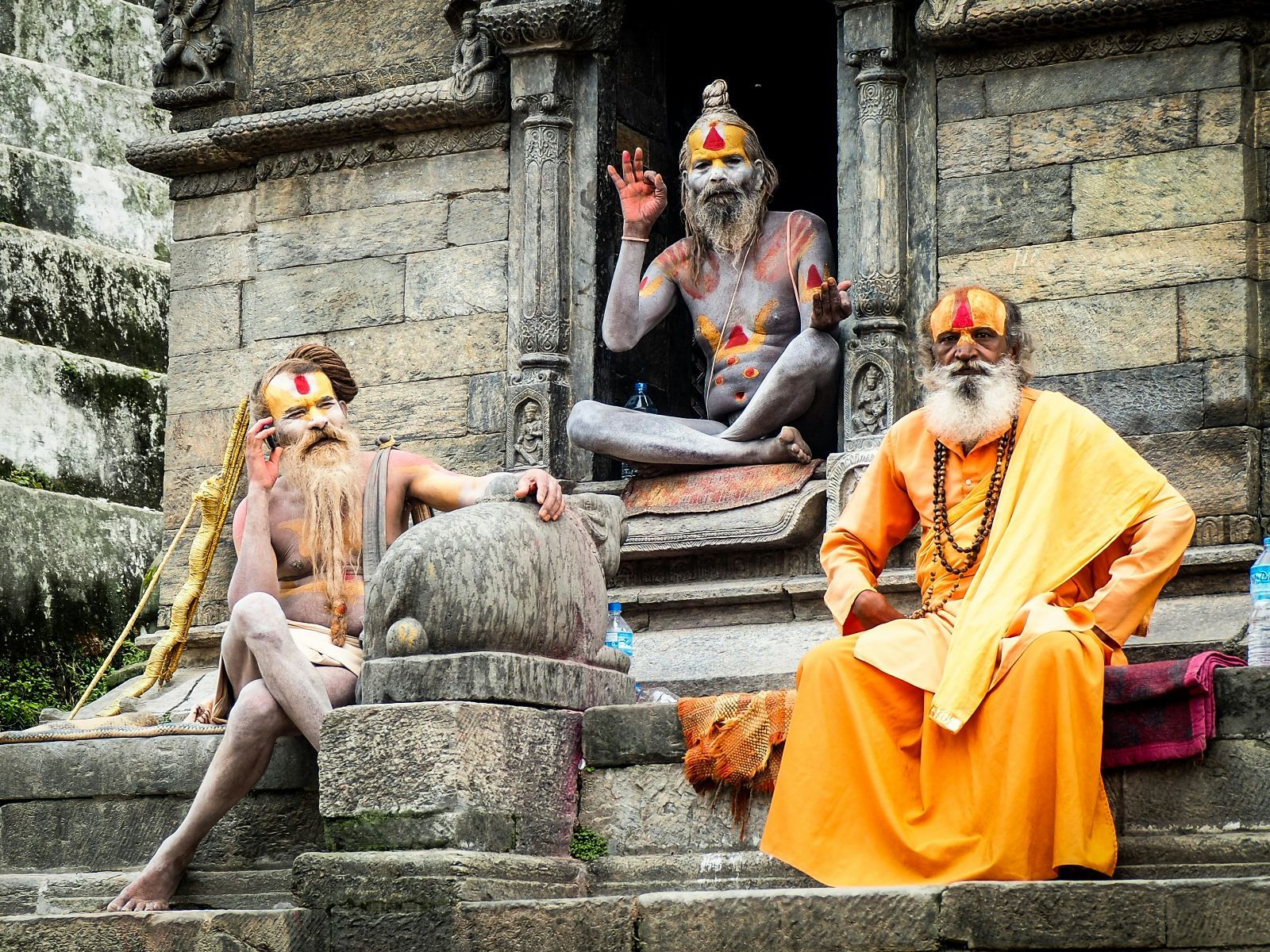 Nepal, Kathmandu Pashupatinath Temple, monniken op een trap