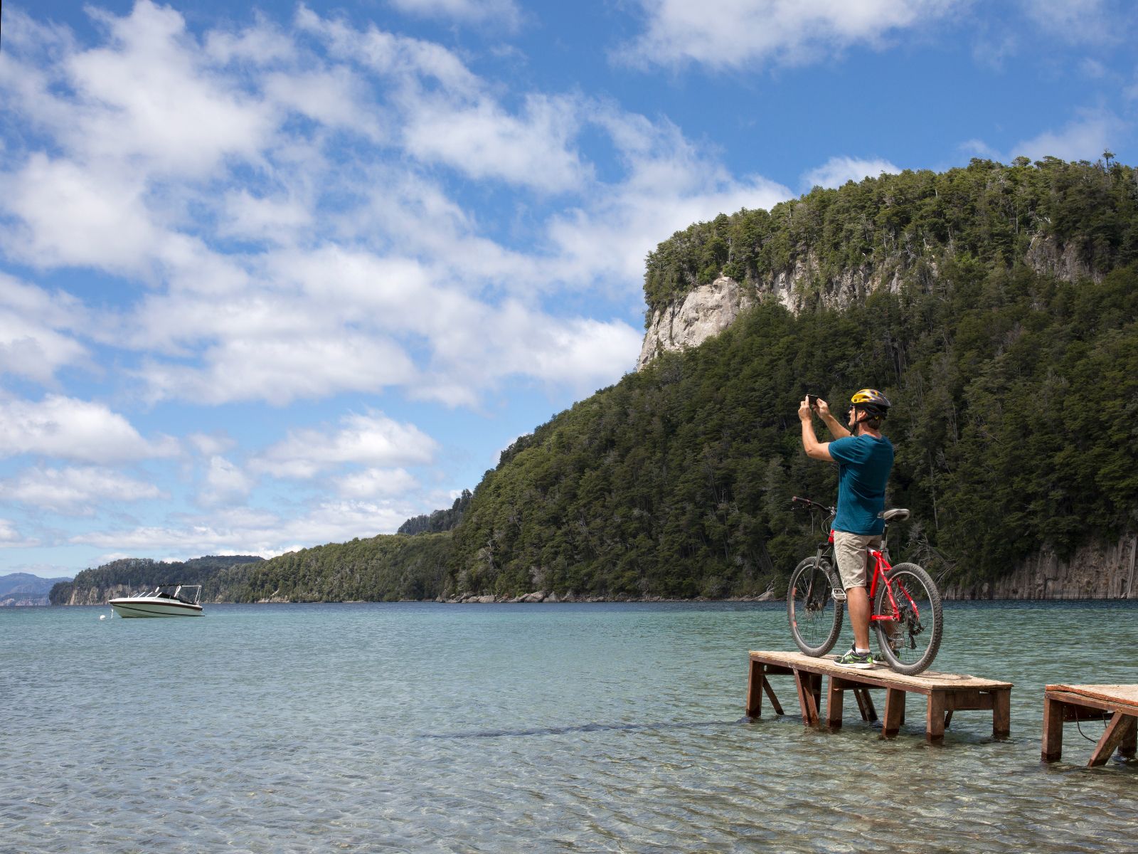 Rondreis Argentinië, Bariloche, excursie e-bike omgeving, uitkijkpunt man bij meer