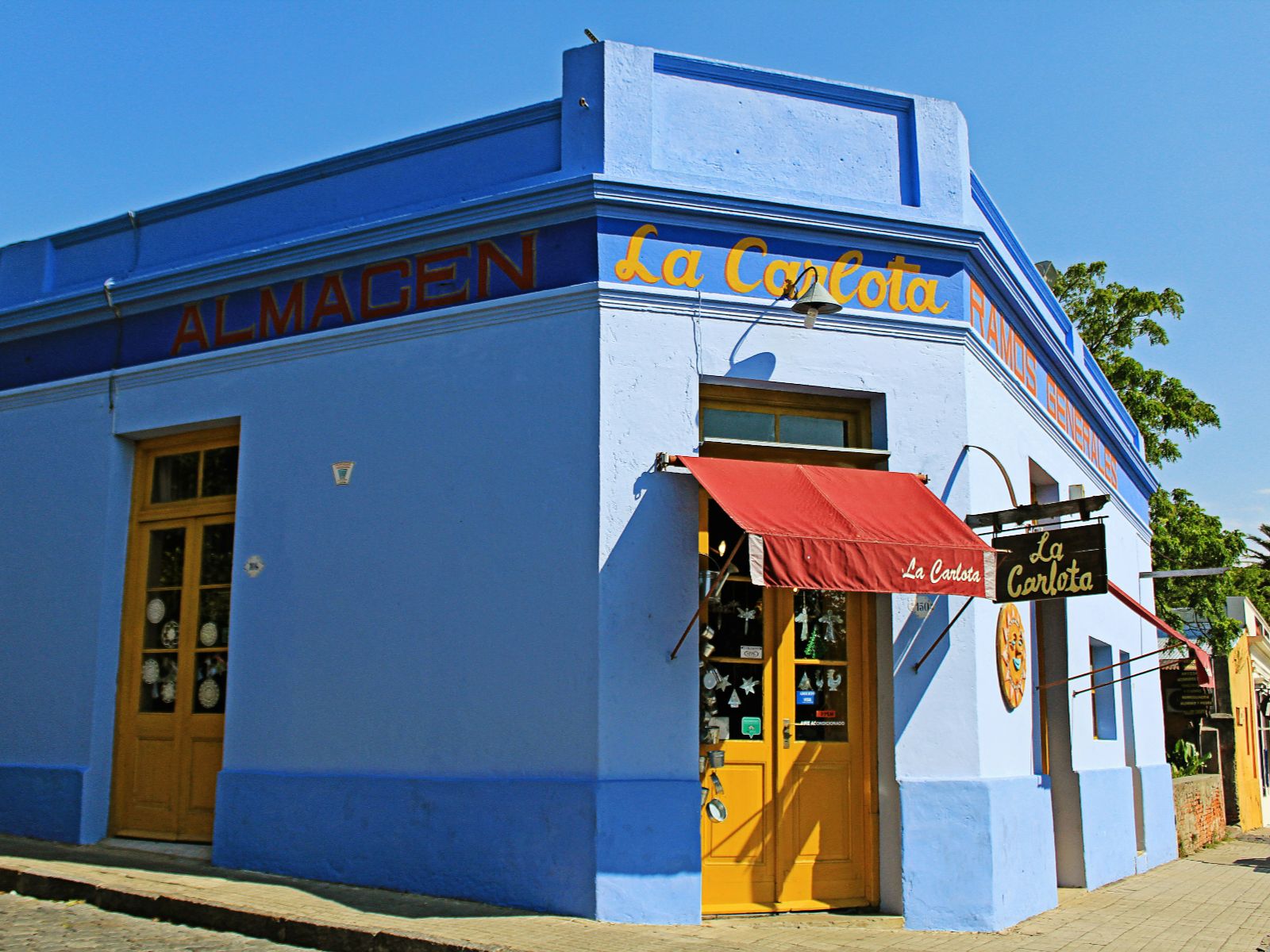 Rondreis Argentinië, Buenos Aires, excursie dagtour Uruguay, blauw gebouw