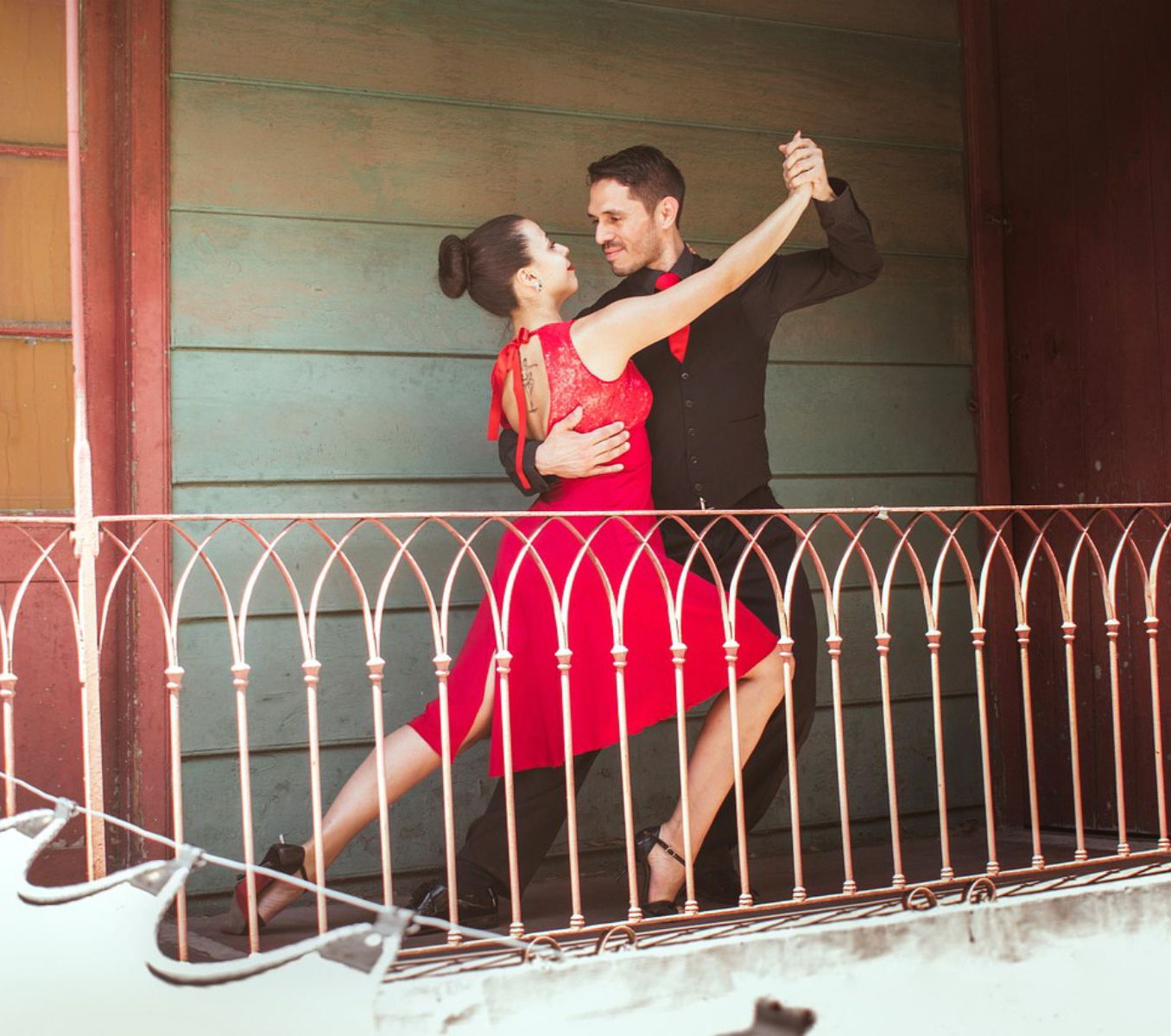 Rondreis Argentinië, Buenos Aires, excursie tango show, tango dansers op balkon
