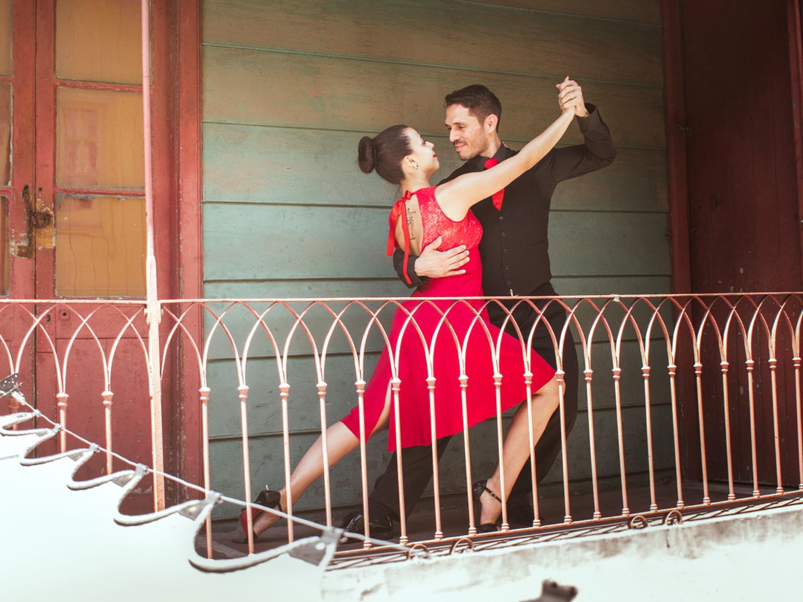 Rondreis Argentinië, Buenos Aires, excursie tango show, tango dansers op balkon