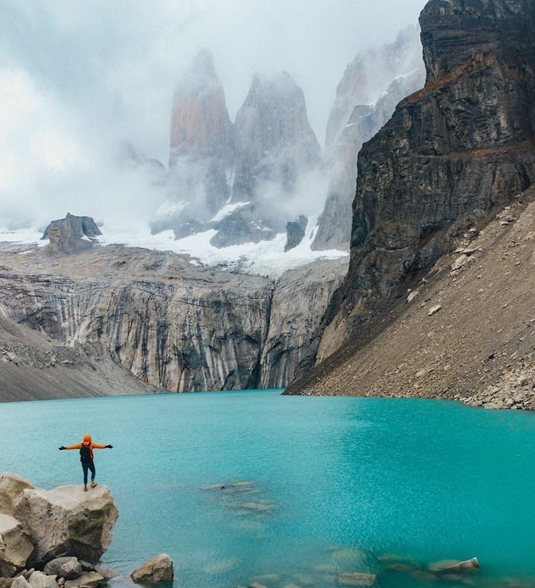Rondreis Argentinië, El Calafate, excursie 4x4 Torres del Paine, persoon aan meer