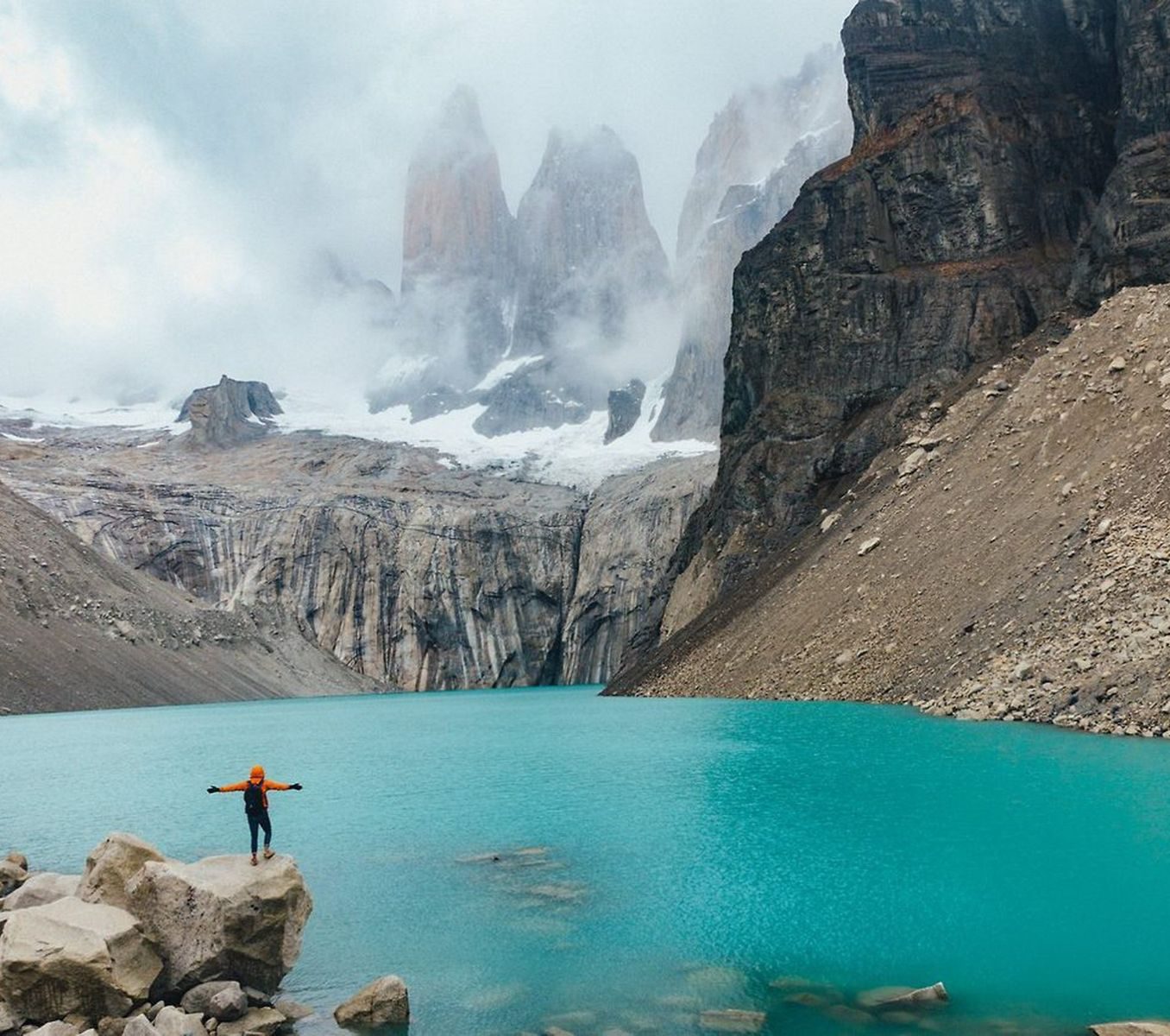 Rondreis Argentinië, El Calafate, excursie 4x4 Torres del Paine, persoon aan meer