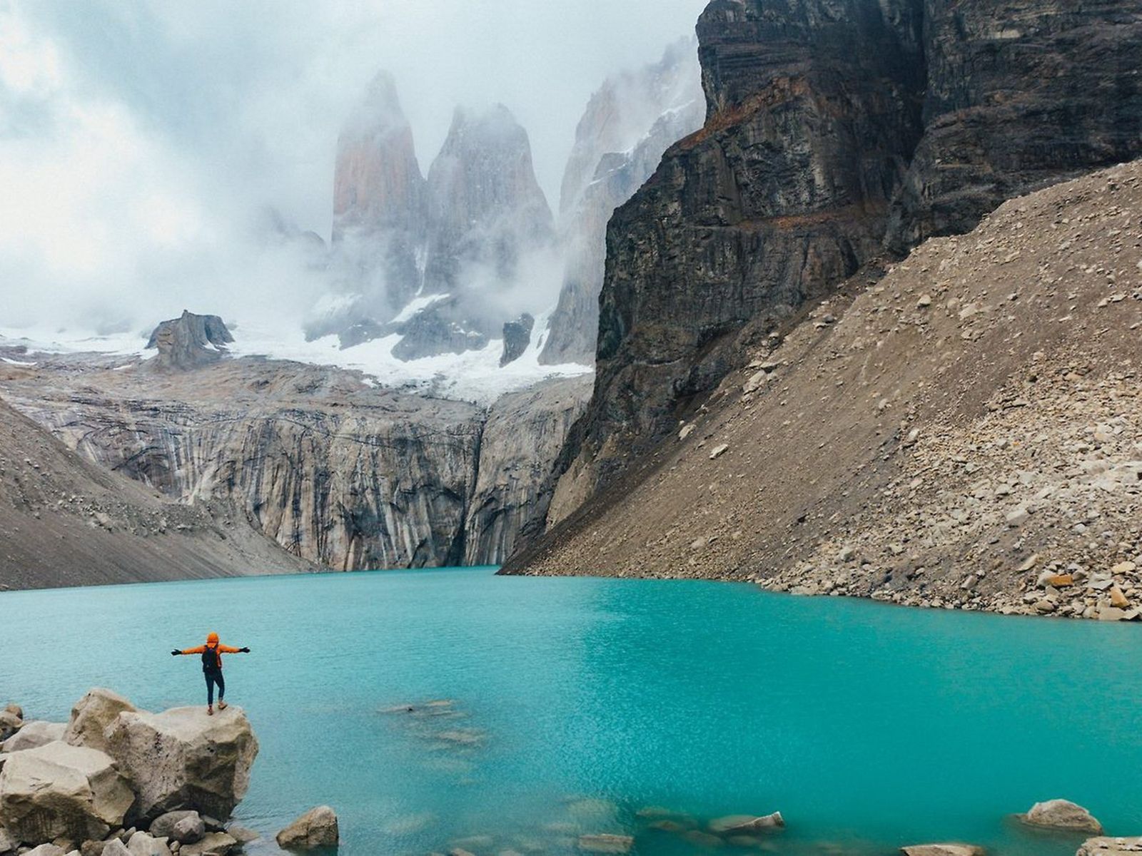 Rondreis Argentinië, El Calafate, excursie 4x4 Torres del Paine, persoon aan meer