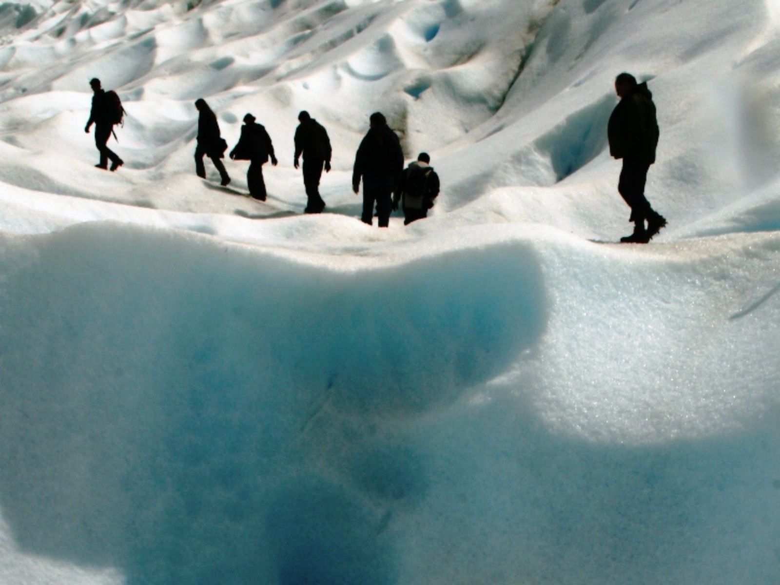 Rondreis Argentinië, El Calafate, excursie hike over ijs Perito Moreno, groep mensen op het ijs