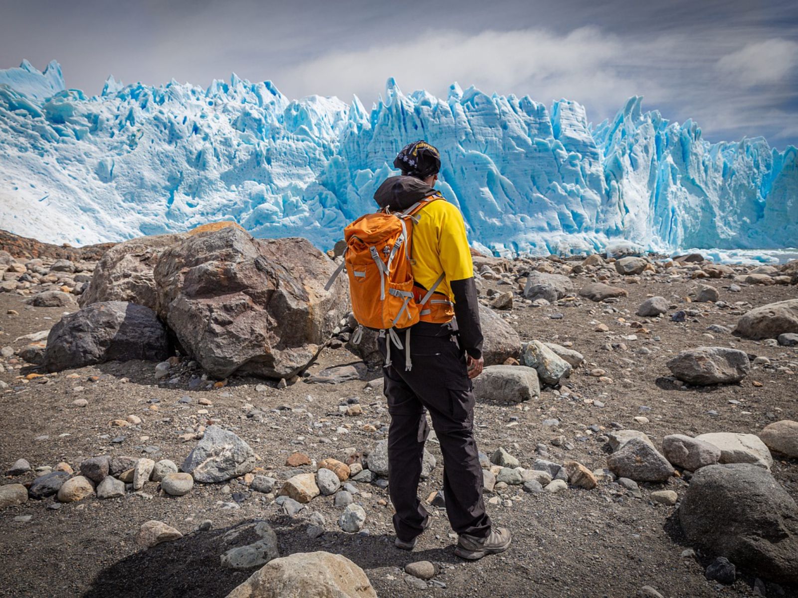 Rondreis Argentinië, El Calafate, excursie hike over ijs Perito Moreno, wandelaar uitzicht gletsjer