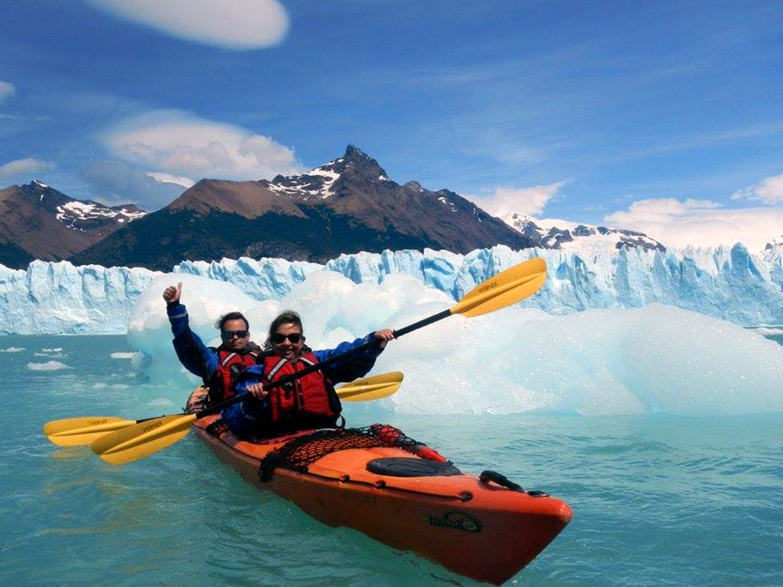 Rondreis Argentinië, El Calafate, excursie kajakken langs Perito Moreno gletsjer, kajak met gletsjer