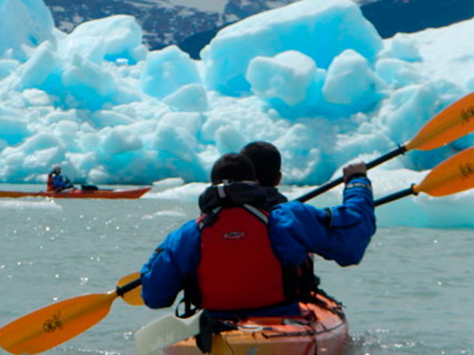 Rondreis Argentinië, El Calafate, excursie kajakken langs Perito Moreno gletsjer, peddelen in kajak