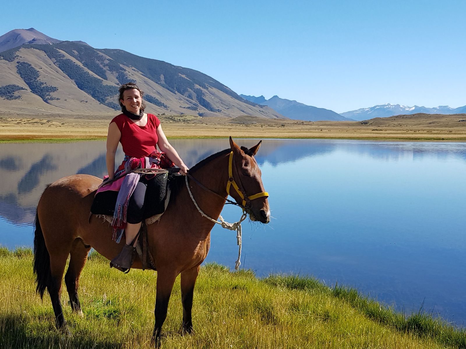 Rondreis Argentinië, El Calafate, excursie paardrijden Estancia Rio Mitre, vrouw op een paard