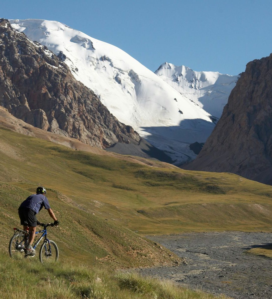 Rondreis Argentinië, El Chalten, excursie mountainbiken Patagonië, mountainbiker op helling
