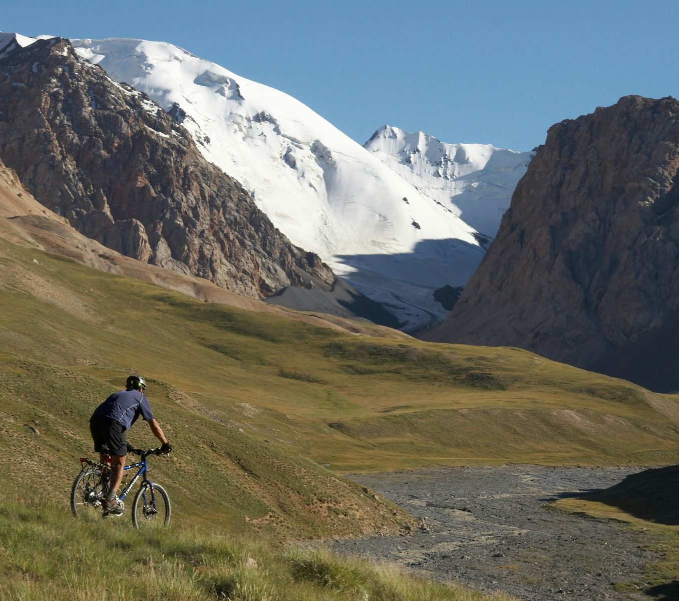 Rondreis Argentinië, El Chalten, excursie mountainbiken Patagonië, mountainbiker op helling