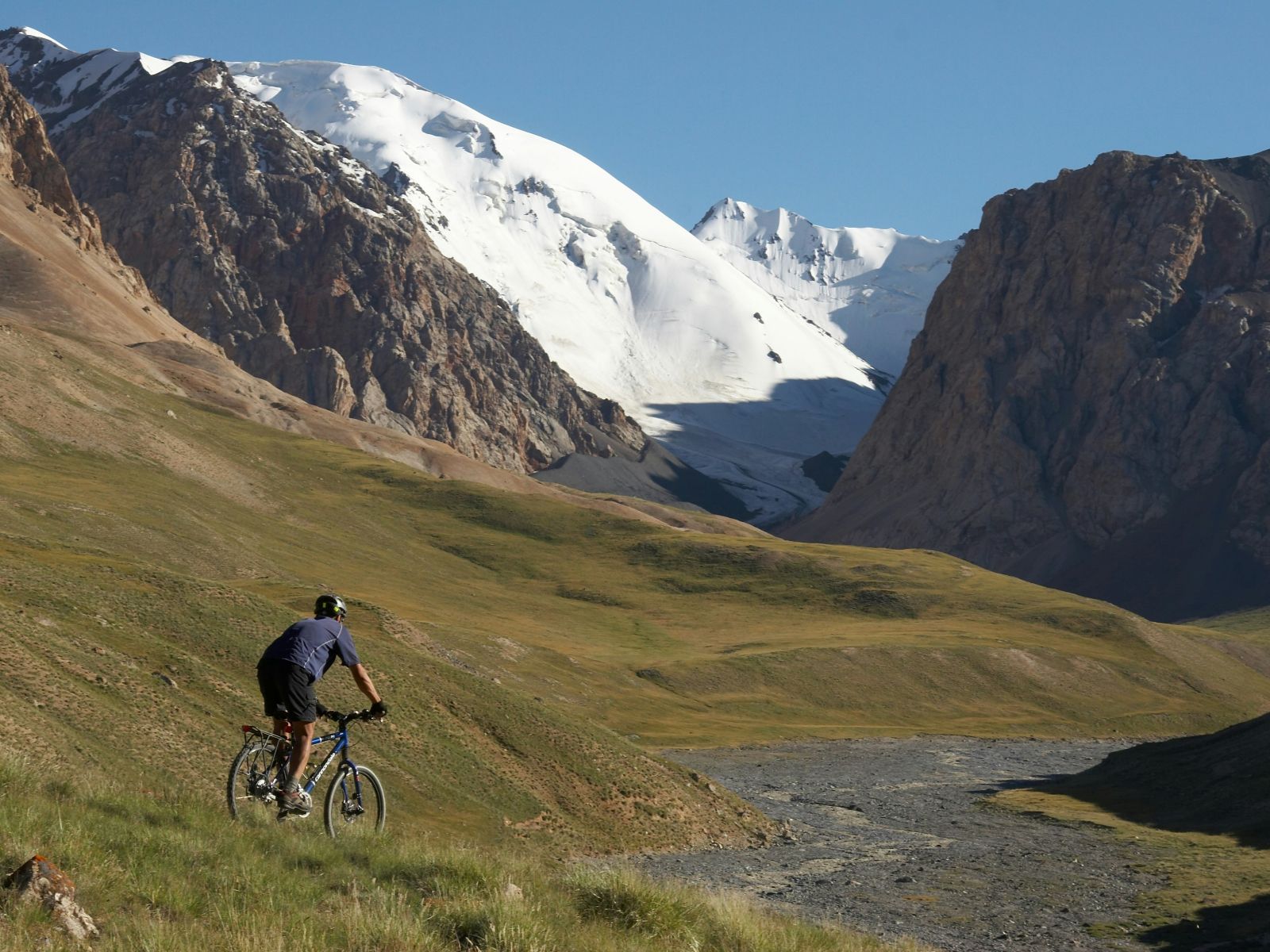 Rondreis Argentinië, El Chalten, excursie mountainbiken Patagonië, mountainbiker op helling