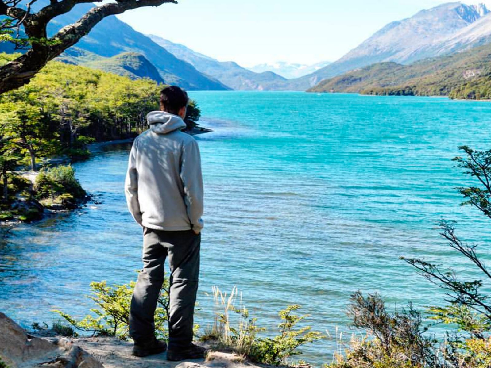 Rondreis Argentinië, El Chalten, excursie mountainbiken Patagonië, persoon aan Lago del Desierto