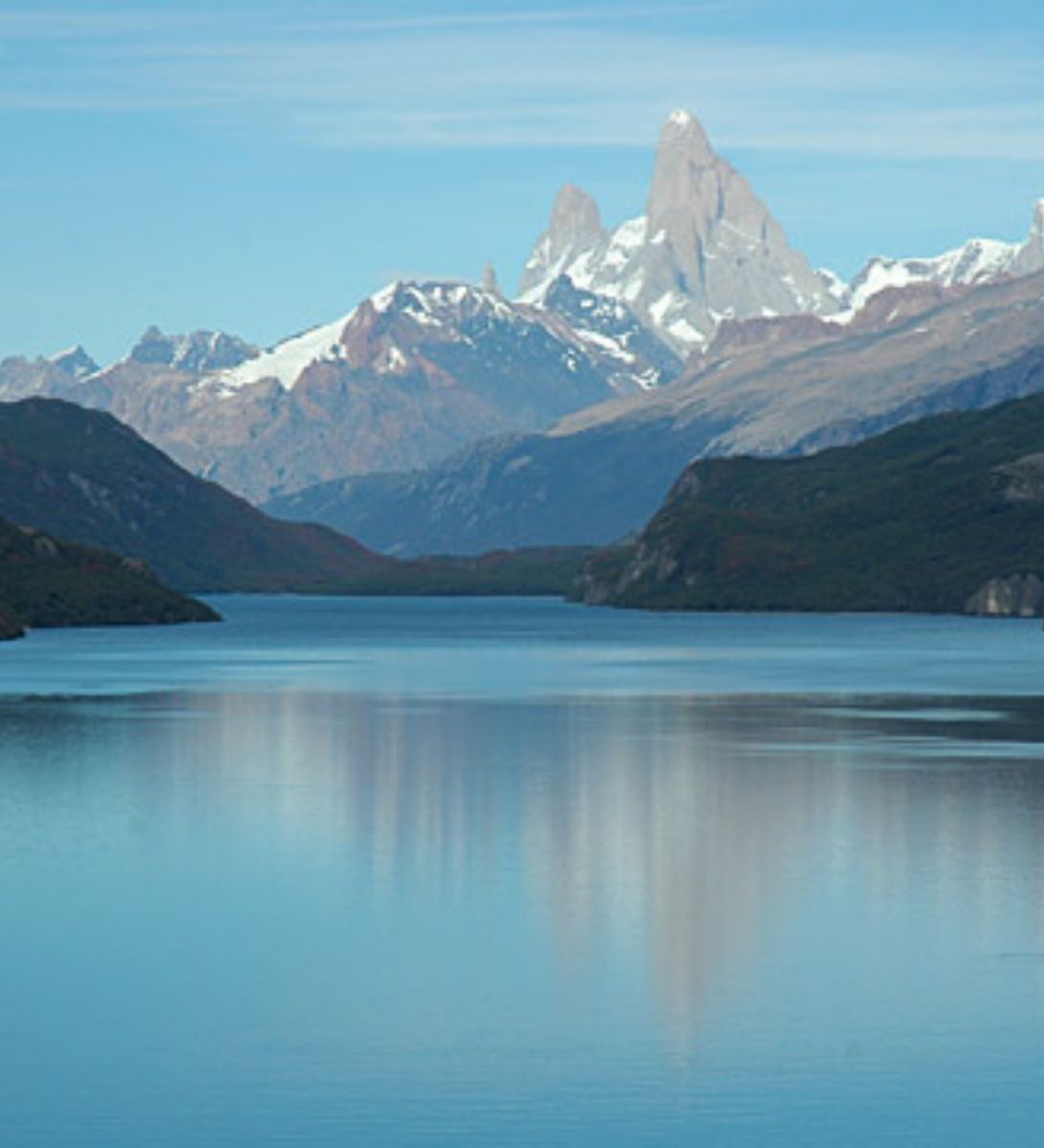 Rondreis Argentinië, El Chalten, excursie wandelen bij Lago del Desierto, meer met bergen op achtergrond
