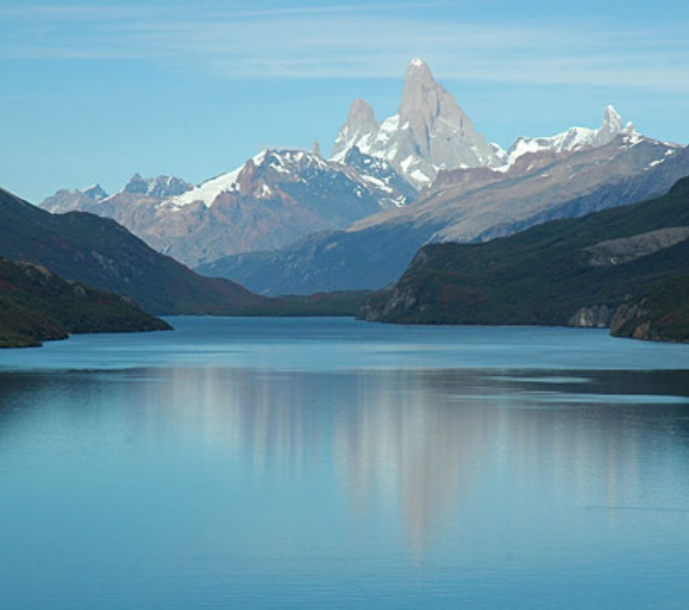 Rondreis Argentinië, El Chalten, excursie wandelen bij Lago del Desierto, meer met bergen op achtergrond