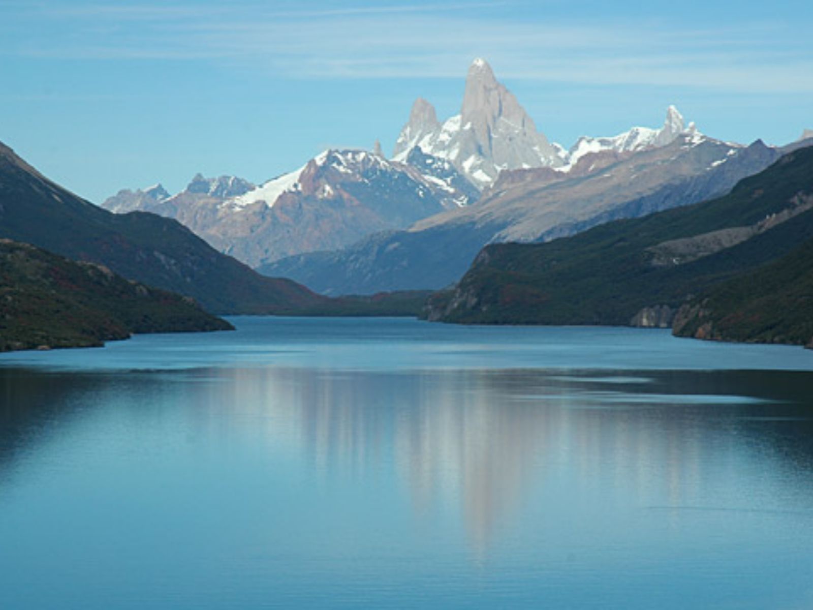 Rondreis Argentinië, El Chalten, excursie wandelen bij Lago del Desierto, meer met bergen op achtergrond
