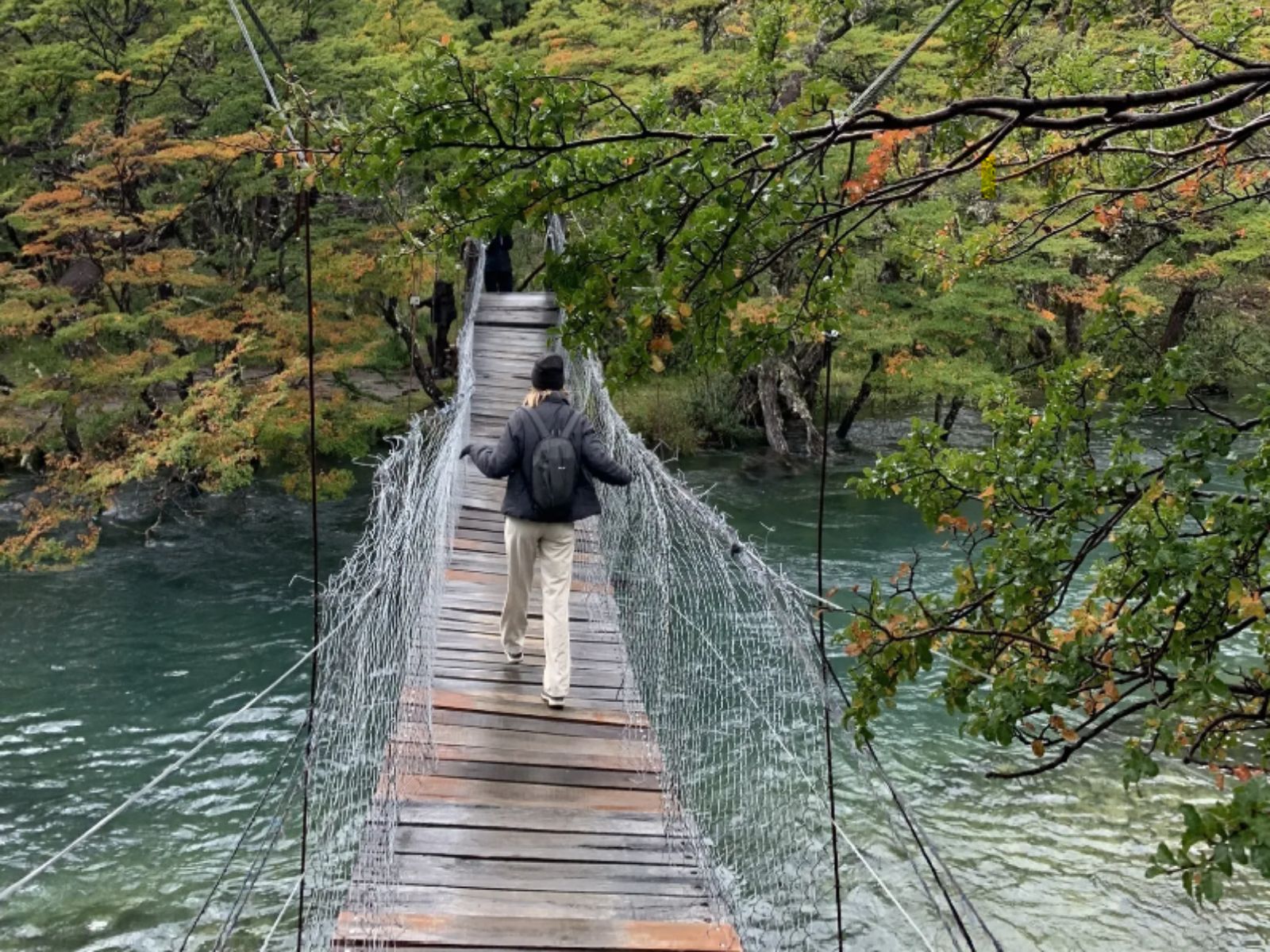 Rondreis Argentinië, El Chalten, excursie wandelen bij Lago del Desierto, vrouw op hangbrug