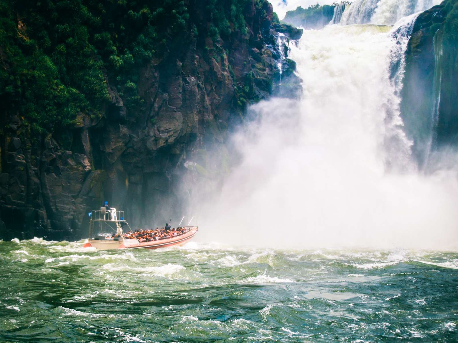 Rondreis Argentinië, Iguazu, excursie boottocht Iguazu, boot onder waterval