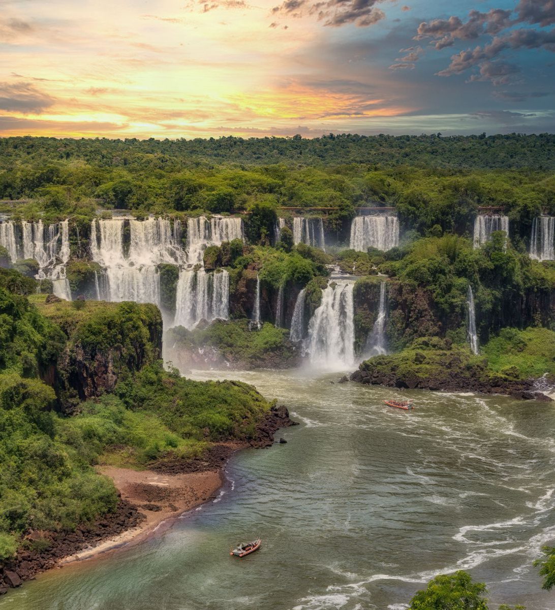Rondreis Argentinië, Iguazu, excursie boottocht Iguazu, luchtfoto waterval met boten