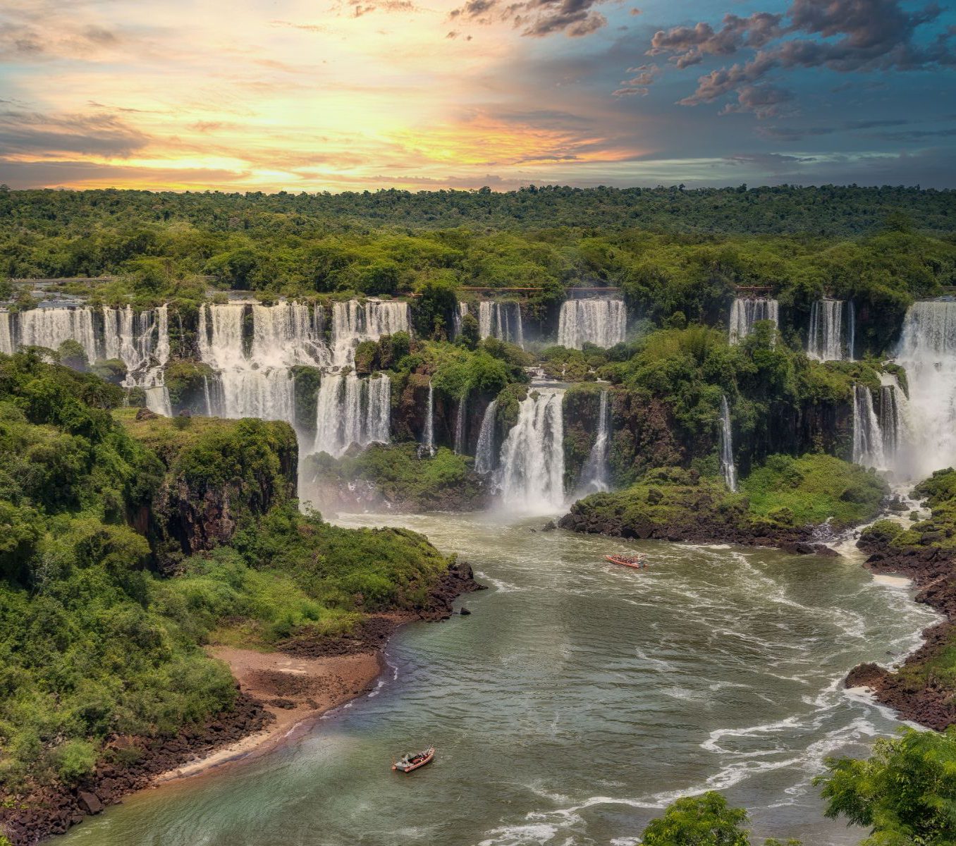 Rondreis Argentinië, Iguazu, excursie boottocht Iguazu, luchtfoto waterval met boten