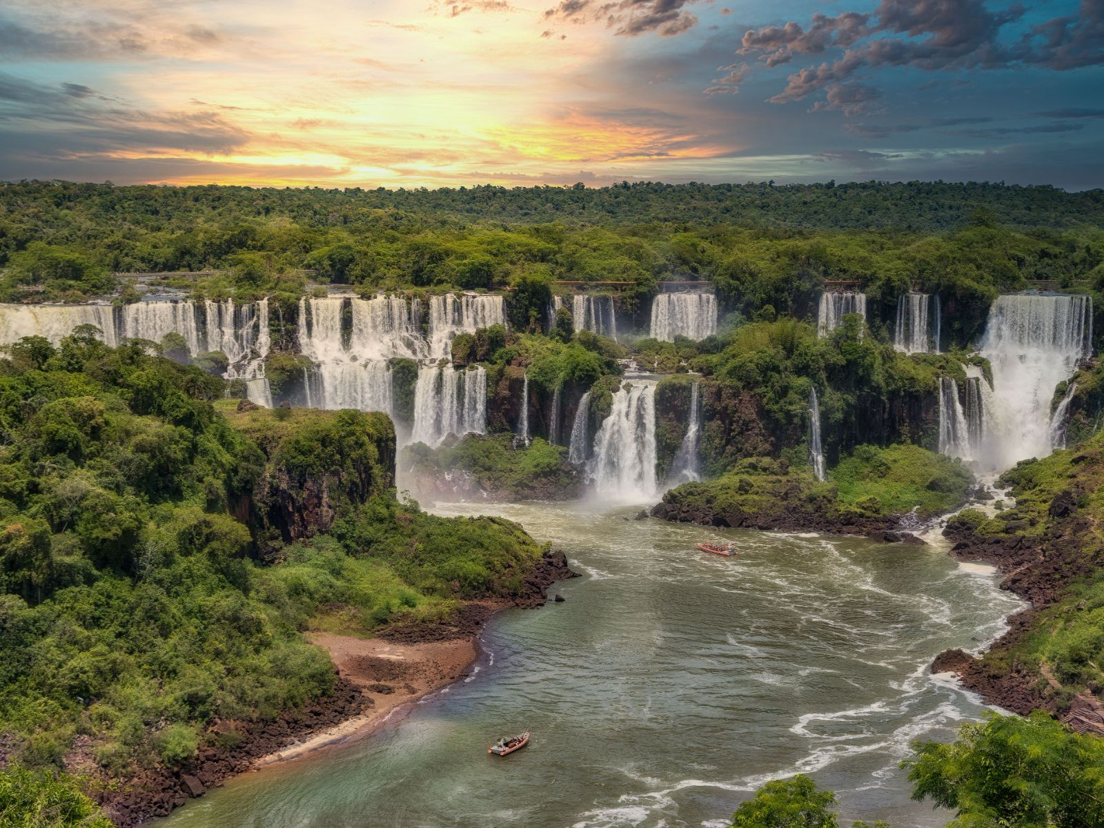 Rondreis Argentinië, Iguazu, excursie boottocht Iguazu, luchtfoto waterval met boten