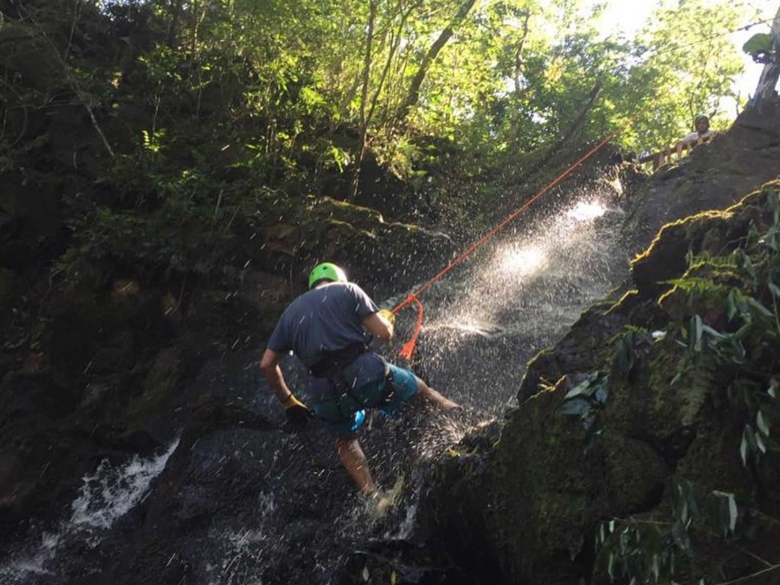 Rondreis Argentinië, Iguazu, excursie ziplinen en abseilen, abseilen