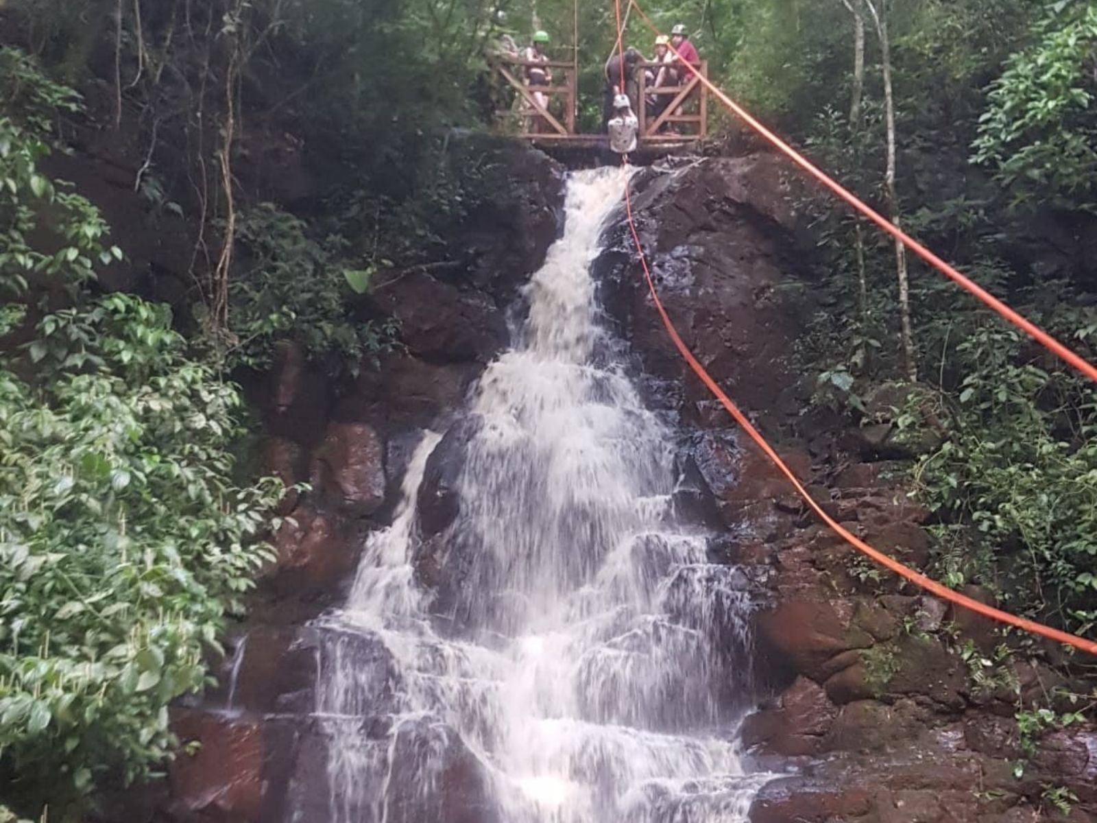 Rondreis Argentinië, Iguazu, excursie ziplinen en abseilen, ziplinen bij waterval
