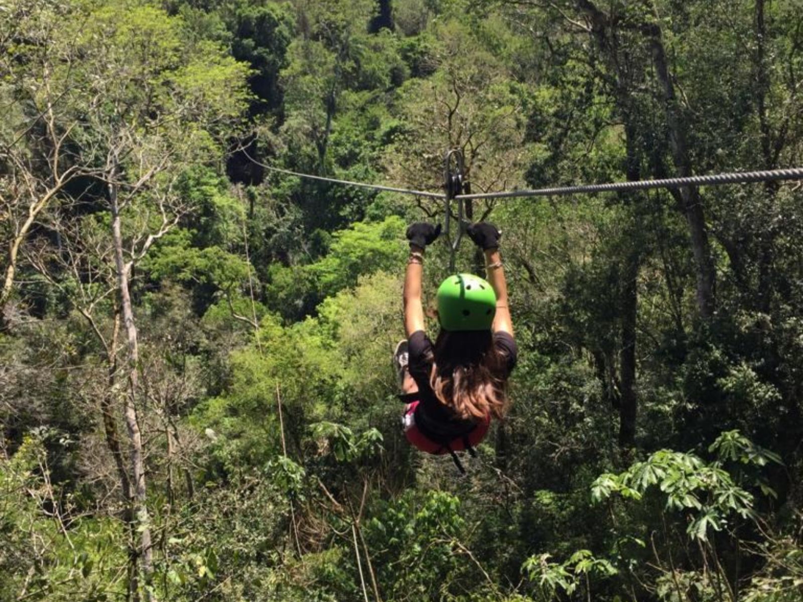 Rondreis Argentinië, Iguazu, excursie ziplinen en abseilen, ziplinen door de boomtoppen