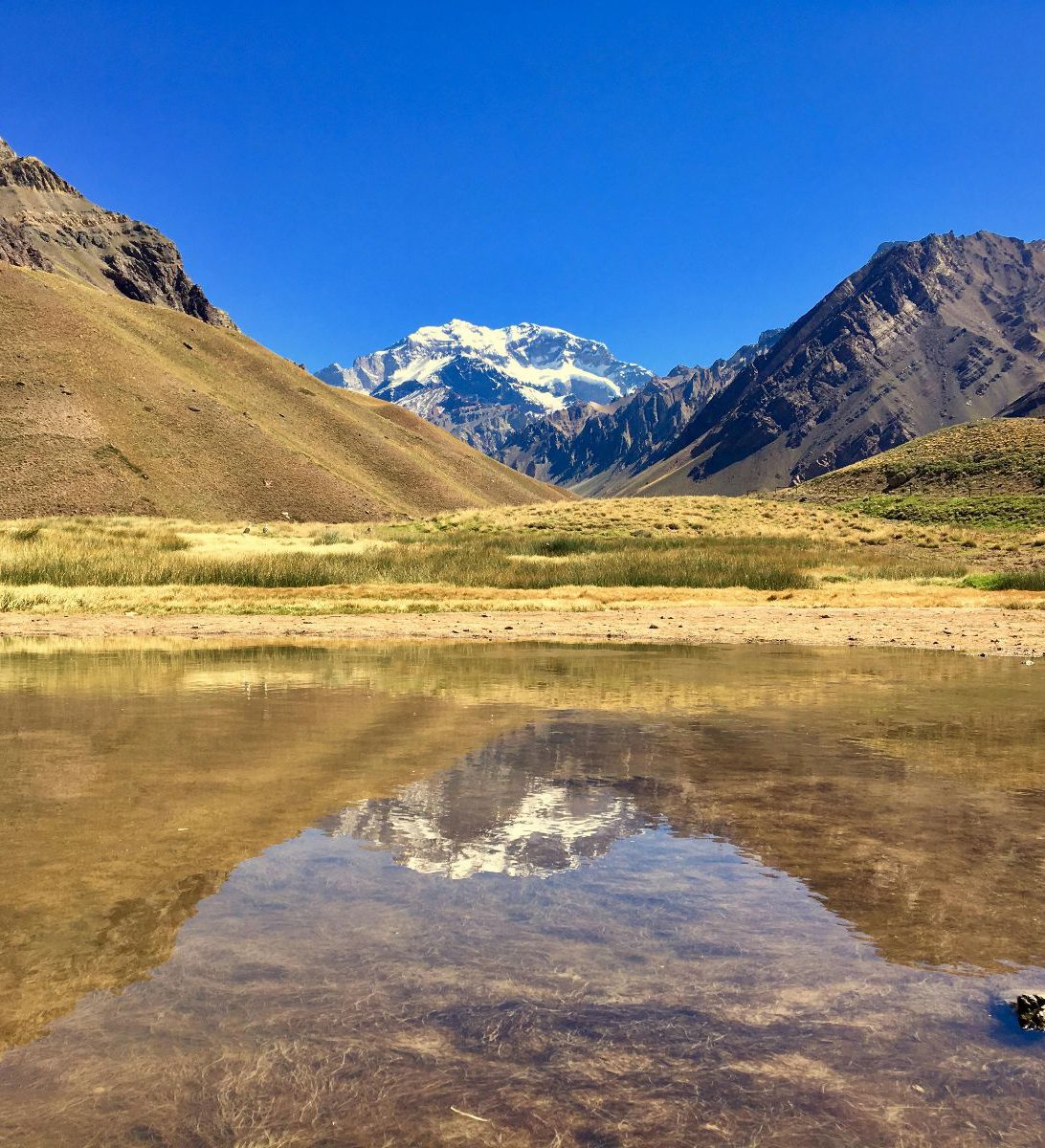 Rondreis Argentinië, Mendoza, excursie Andestour, meer met groene hellingen