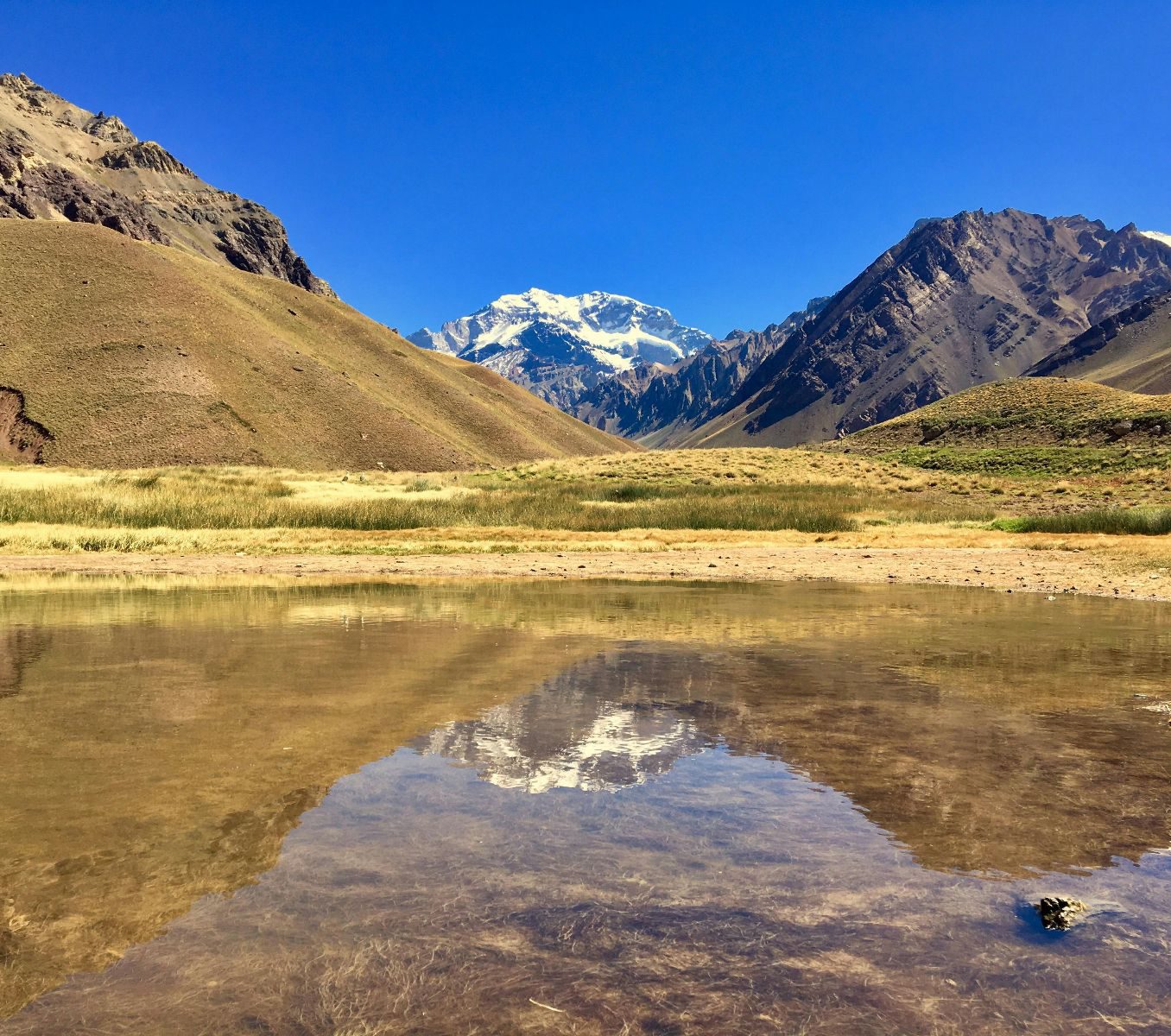 Rondreis Argentinië, Mendoza, excursie Andestour, meer met groene hellingen