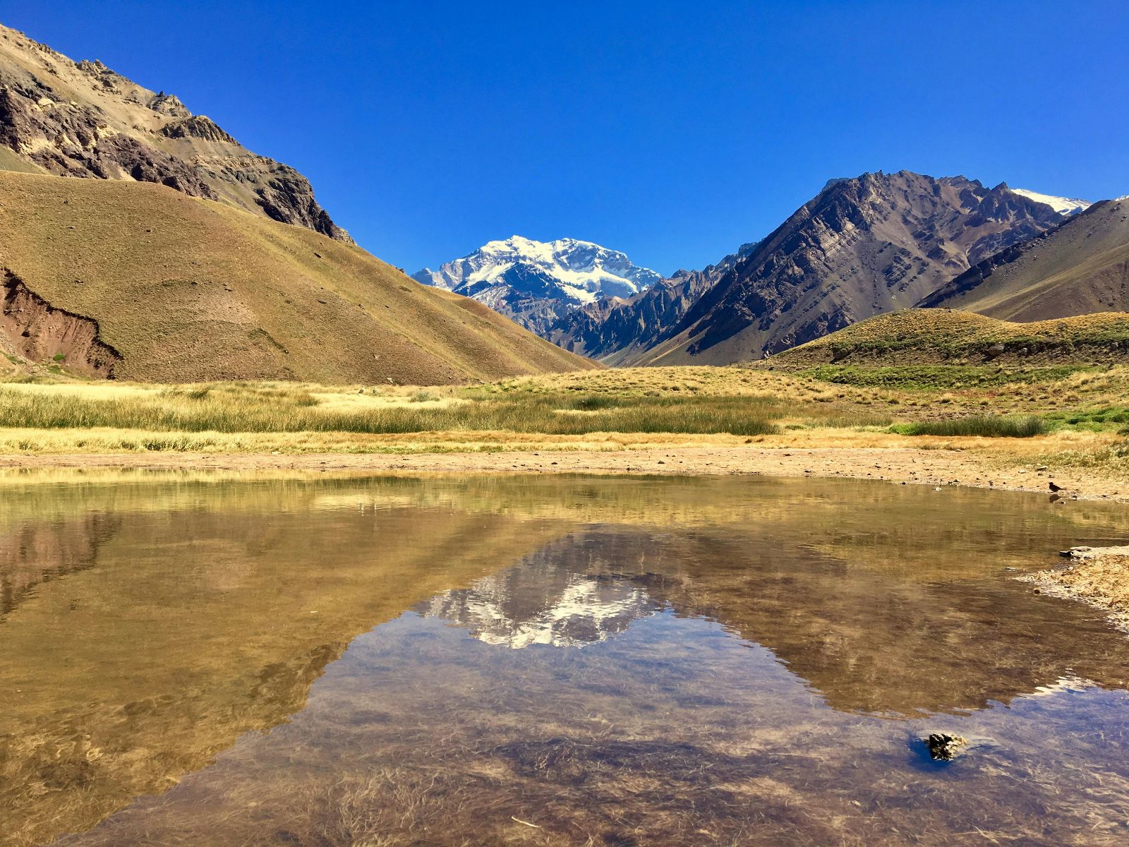 Rondreis Argentinië, Mendoza, excursie Andestour, meer met groene hellingen