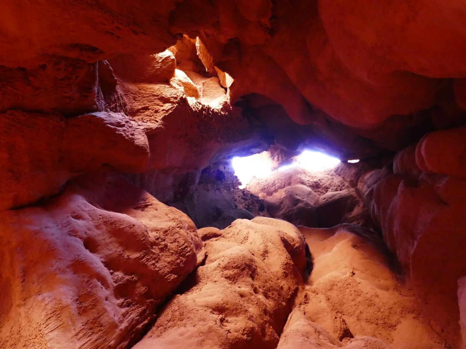 Rondreis Argentinië, Salta, excursie hiken naar Cueva de Acsibi, licht dat door een gat valt