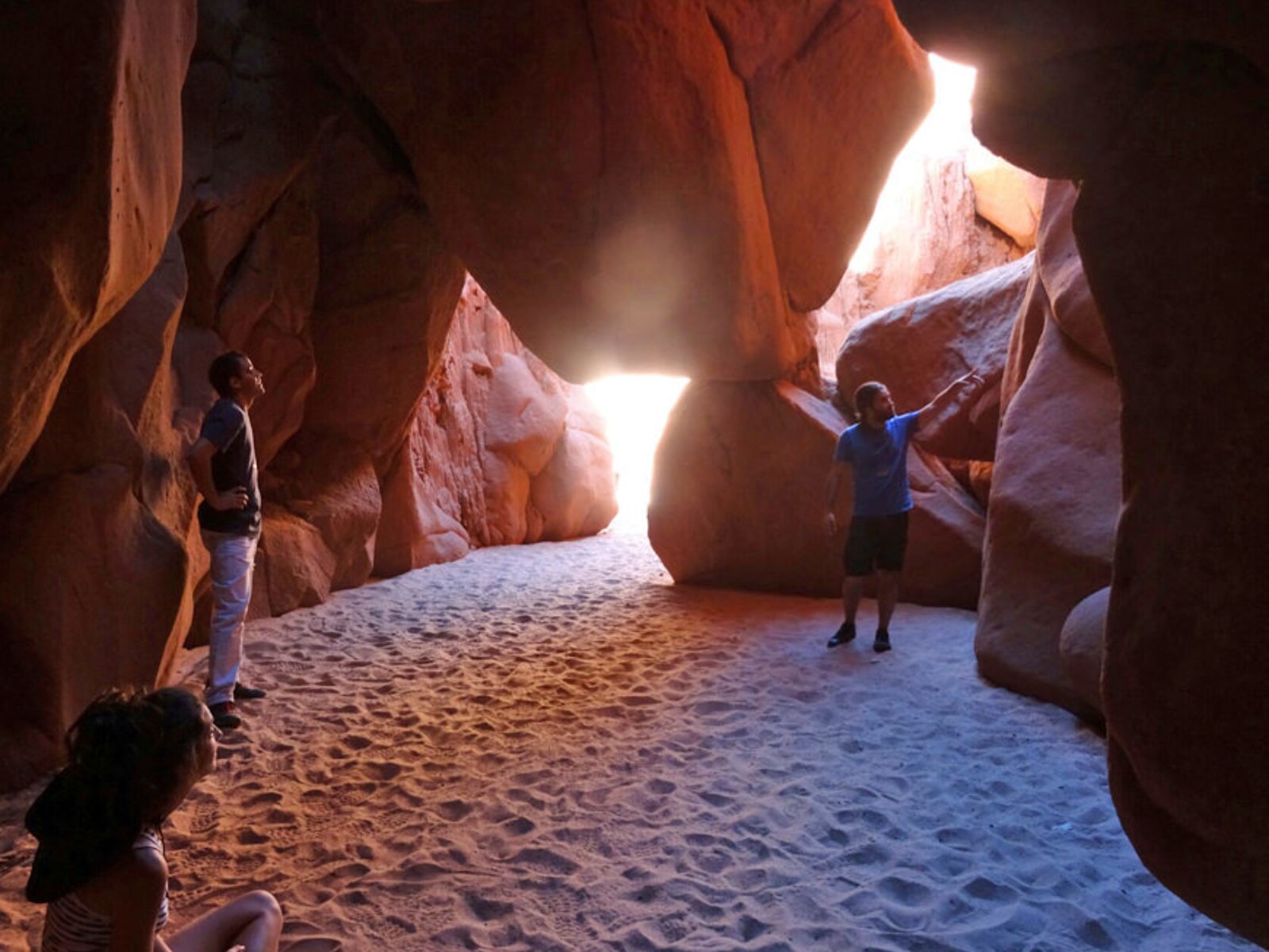 Rondreis Argentinië, Salta, excursie hiken naar Cueva de Acsibi, lichtval in de grot
