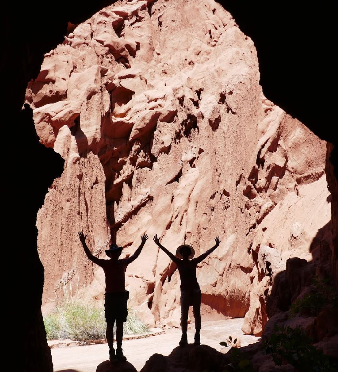 Rondreis Argentinië, Salta, excursie hiken naar Cueva de Acsibi, personen in opening van de grot
