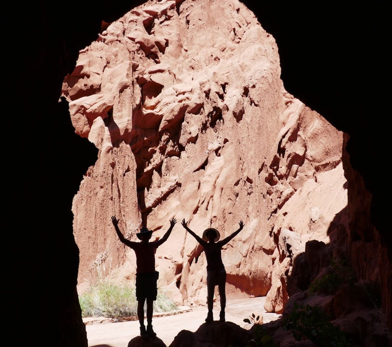 Rondreis-Argentinie-Salta-excursie-hiken-naar-Cueva-de-Acsibi-personen-in-opening-van-de-grot-aspect-ratio-565-500