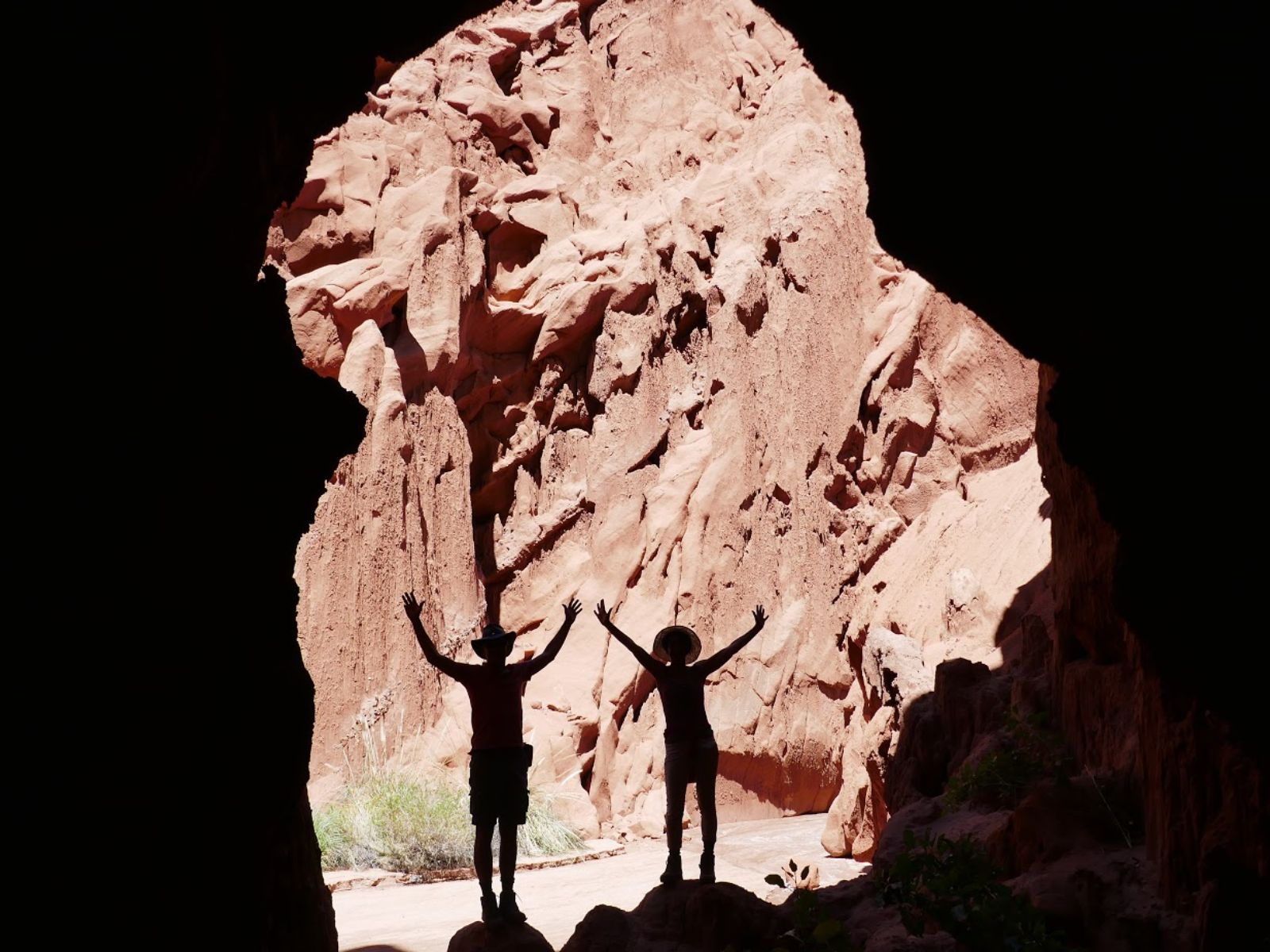 Rondreis Argentinië, Salta, excursie hiken naar Cueva de Acsibi, personen in opening van de grot