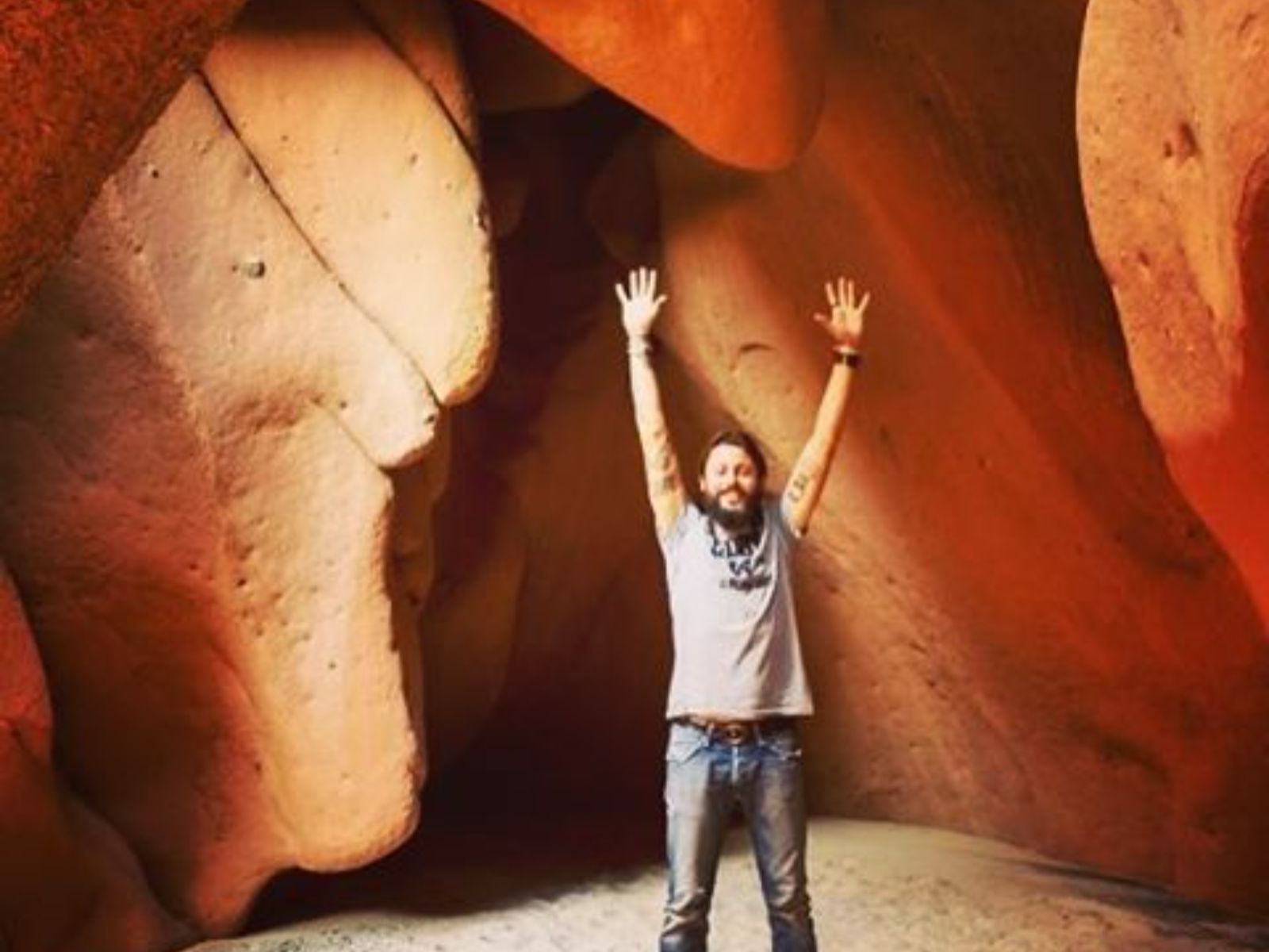 Rondreis Argentinië, Salta, excursie hiken naar Cueva de Acsibi, persoon in grot
