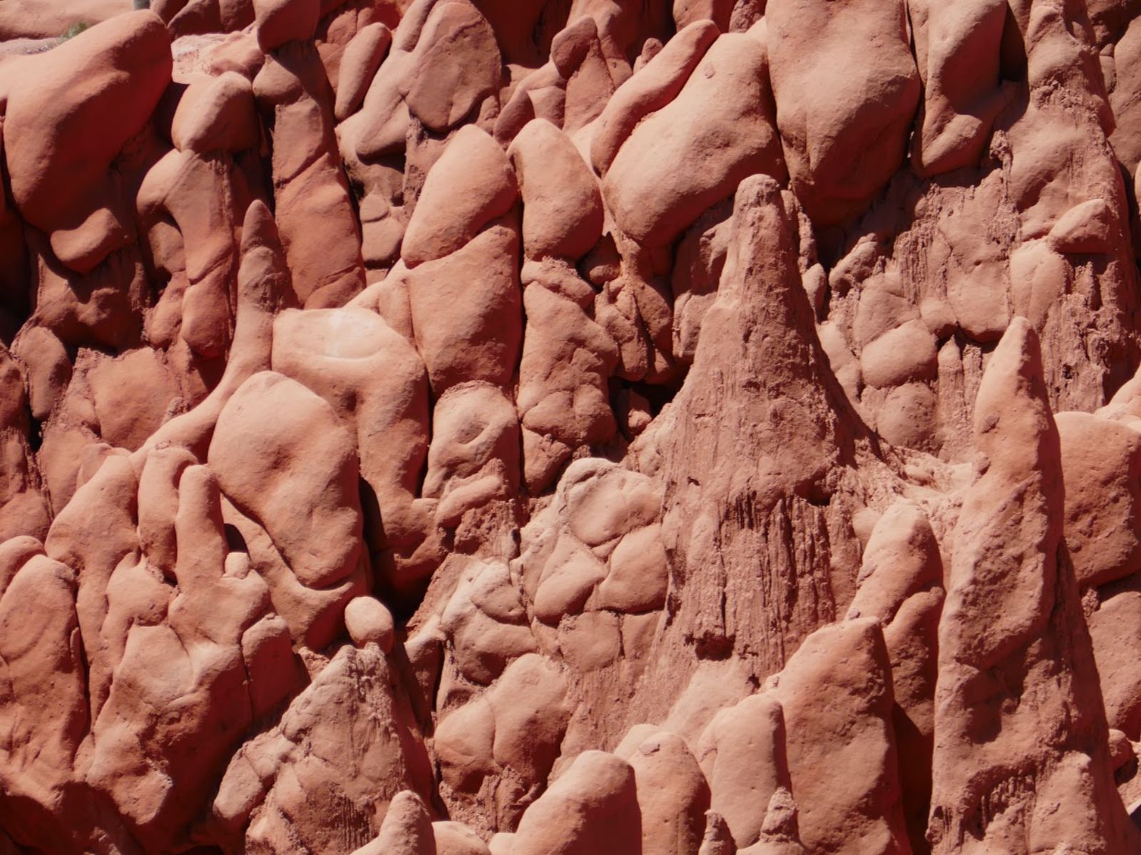 Rondreis Argentinië, Salta, excursie hiken naar Cueva de Acsibi, rode rotsen structuur