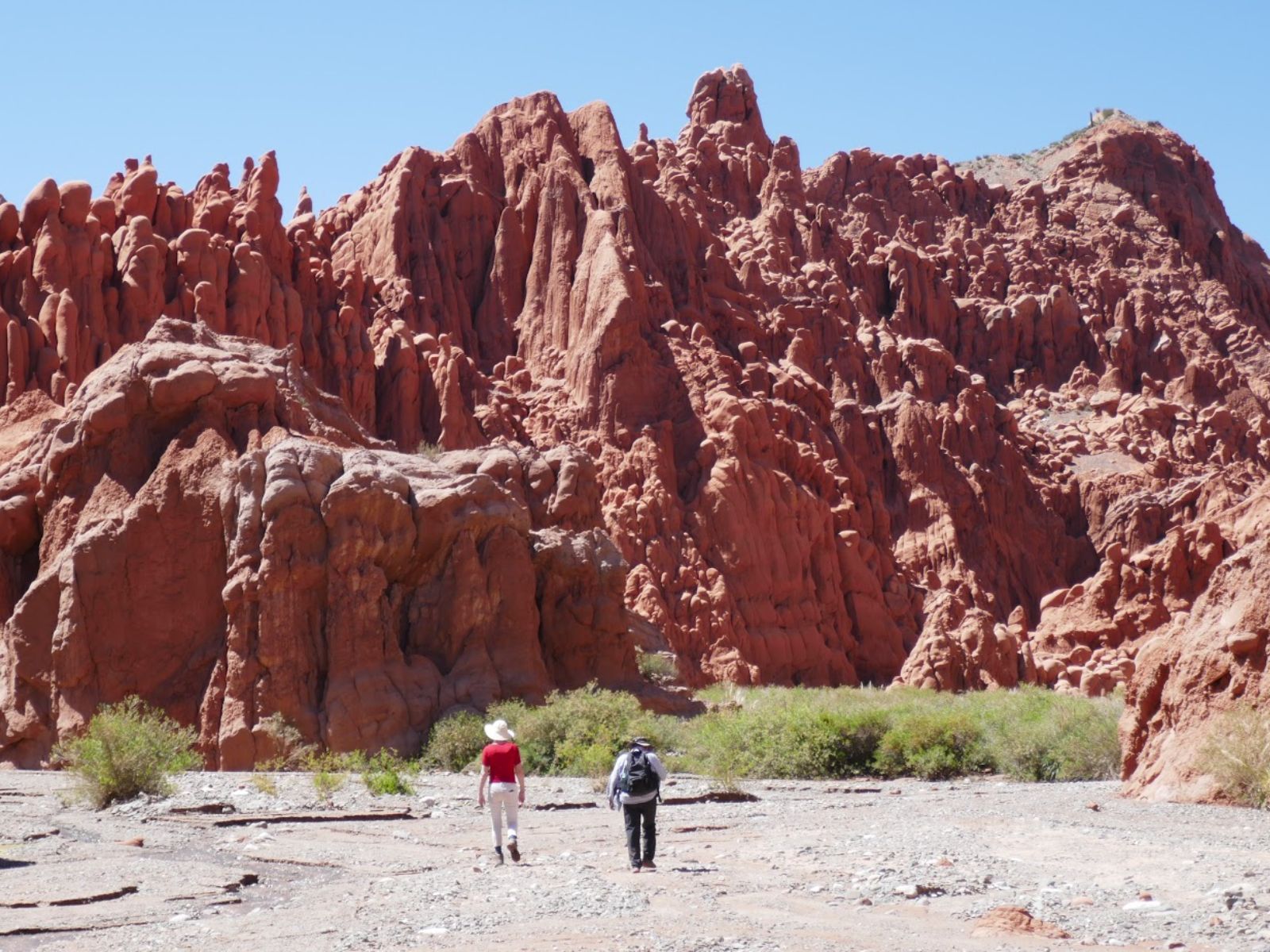 Rondreis Argentinië, Salta, excursie hiken naar Cueva de Acsibi, rode rotsen