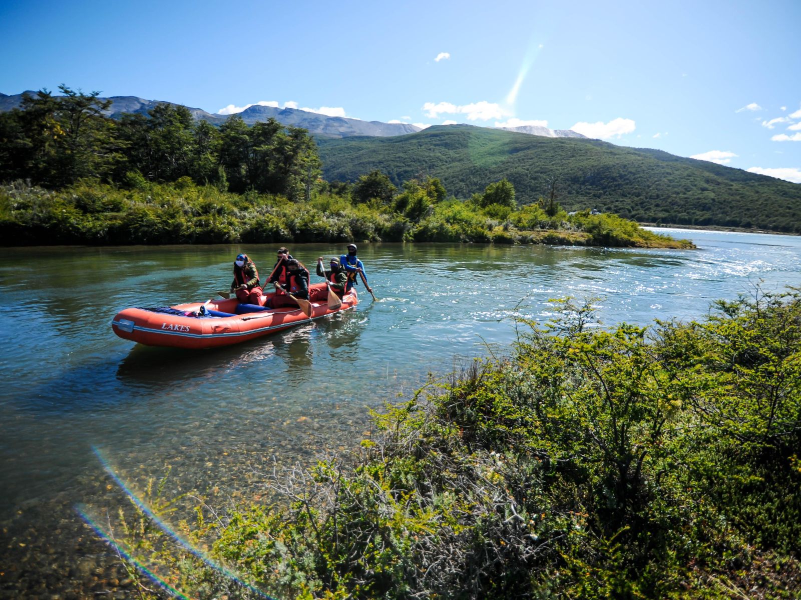 Rondreis Argentinië, Ushuai, excursie trekking en kanotocht in Tierra del Fiego, kano op het water dichtbij