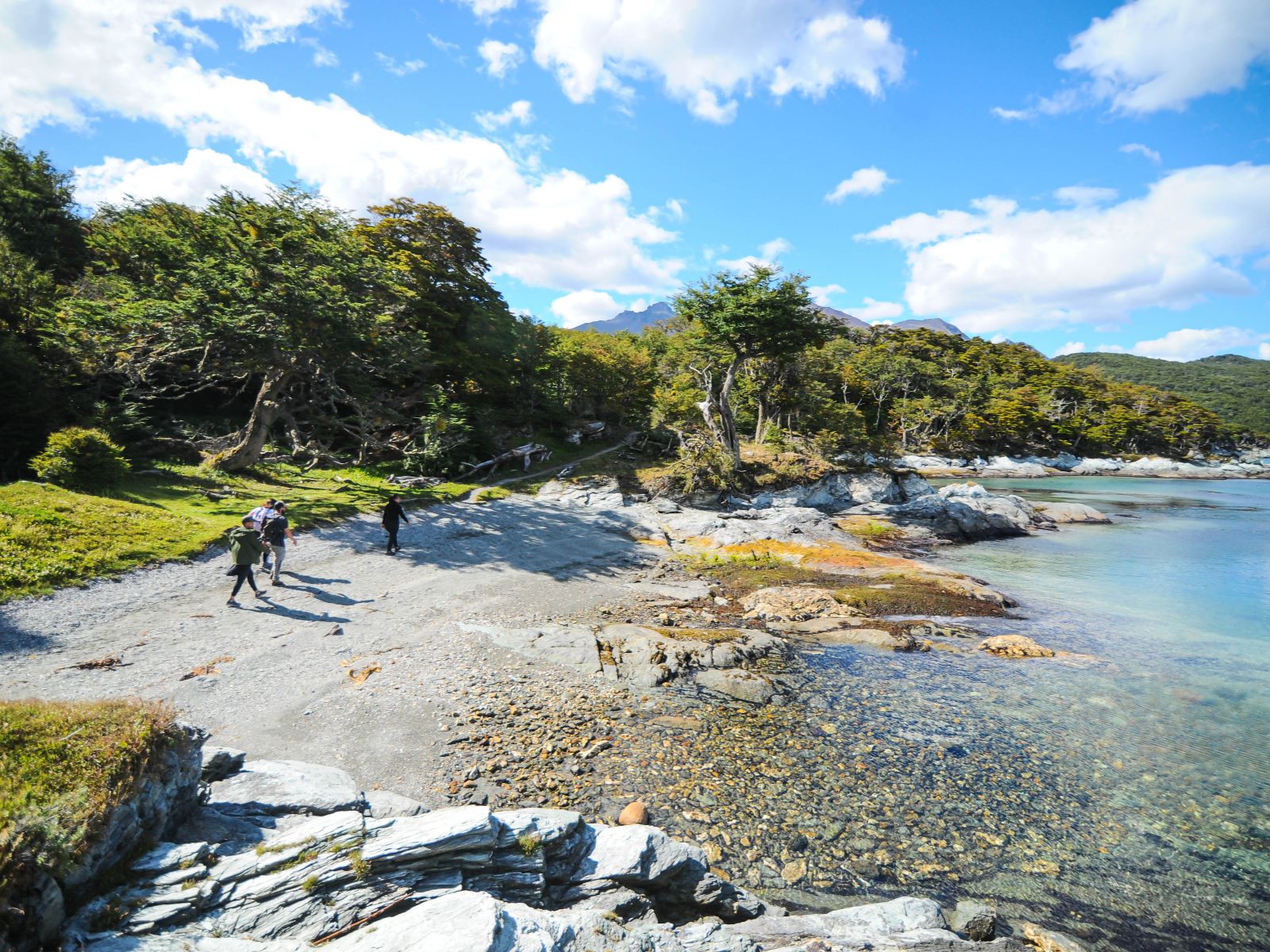 Rondreis Argentinië, Ushuai, excursie trekking en kanotocht in Tierra del Fiego, wandelaars aan het water