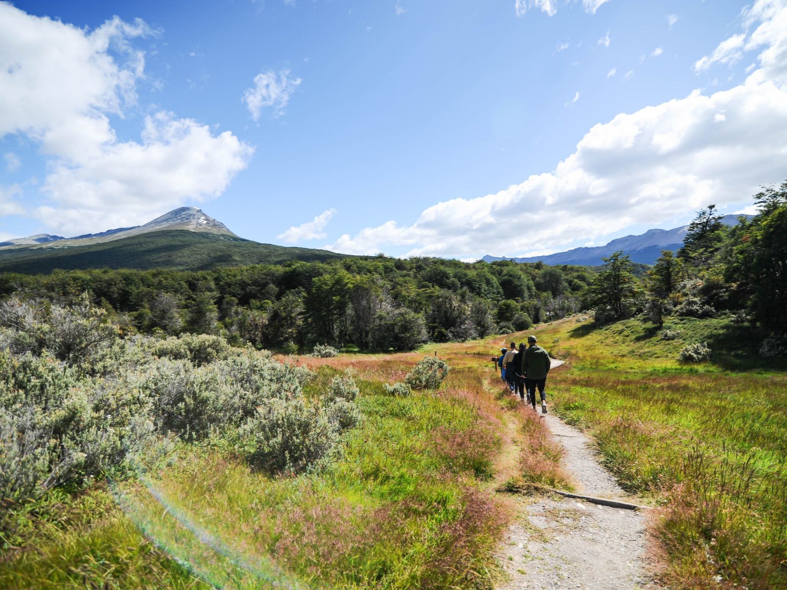 Rondreis Argentinië, Ushuai, excursie trekking en kanotocht in Tierra del Fiego, wandelaars op het pad in de natuur