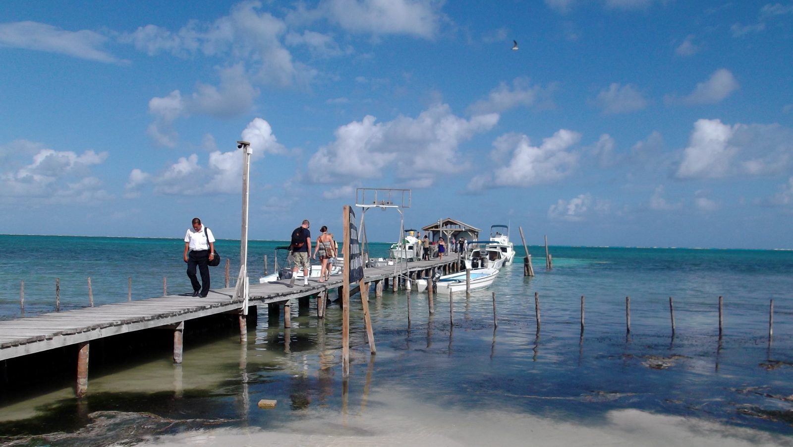 Rondreis Belize, Caye Caulker, kade met strand en zee