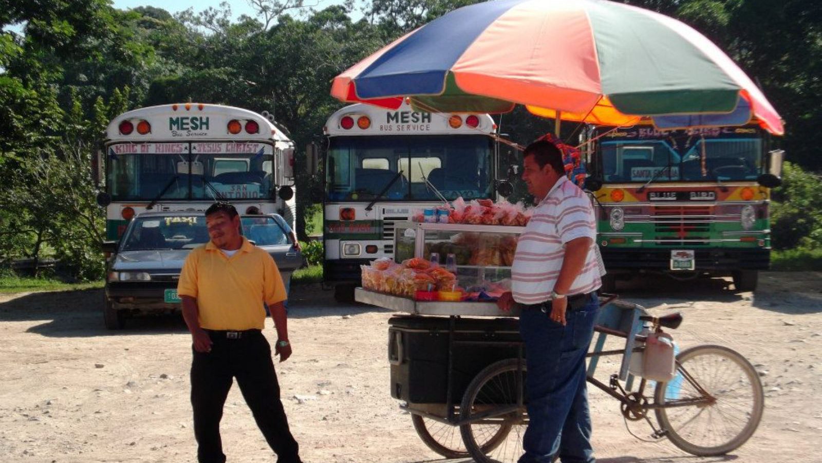 Rondreis Belize, San Ignacio, mannen bij kraampje buiten