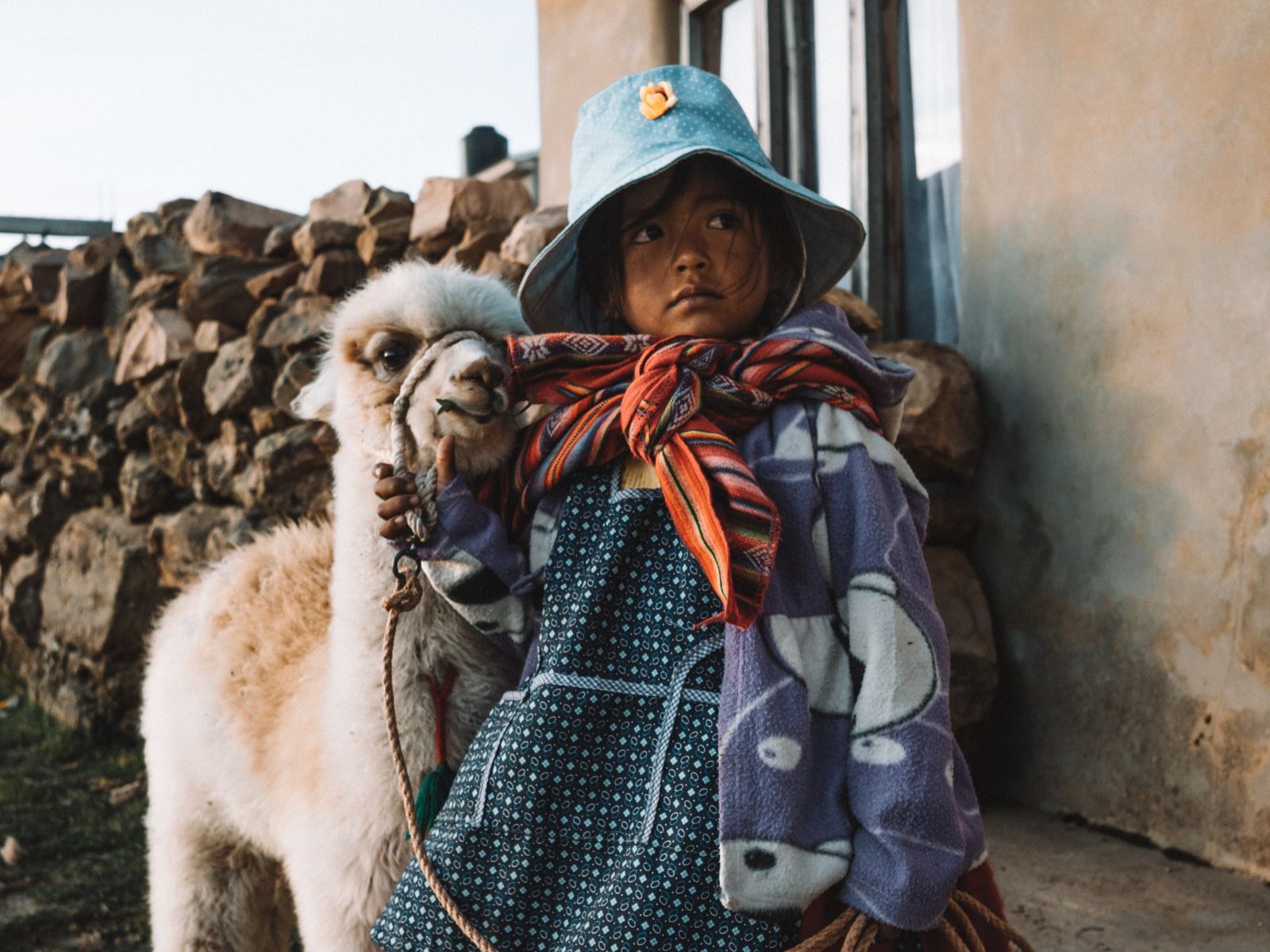 Rondreis Bolivia, Copacabana, excursie Mystiek Isla del Sol, lokale bevolking met alpaca