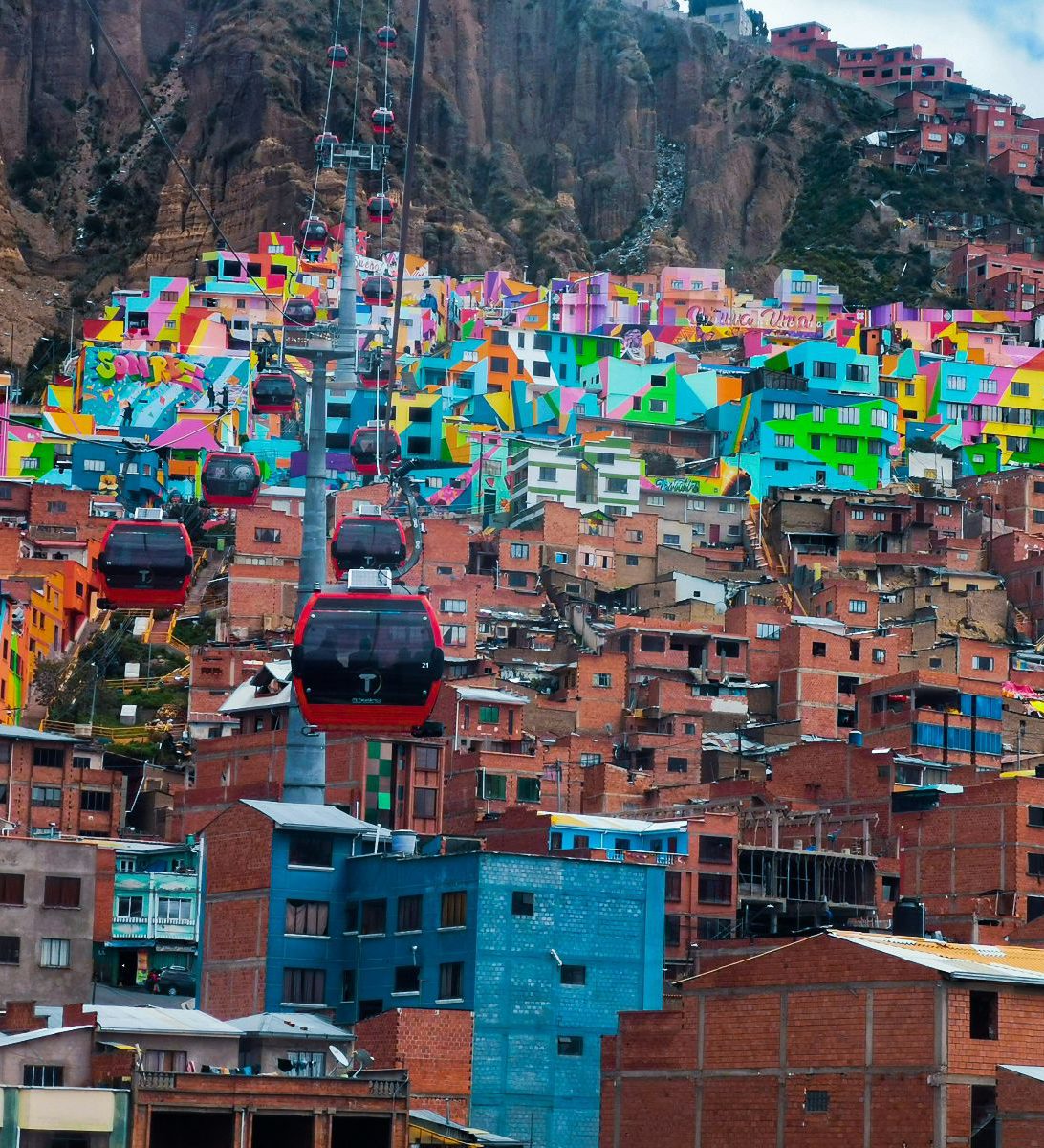 Rondreis Bolivia, La Paz, excursie La Paz Local Style, kabbelbaan met gekleurde huisjes